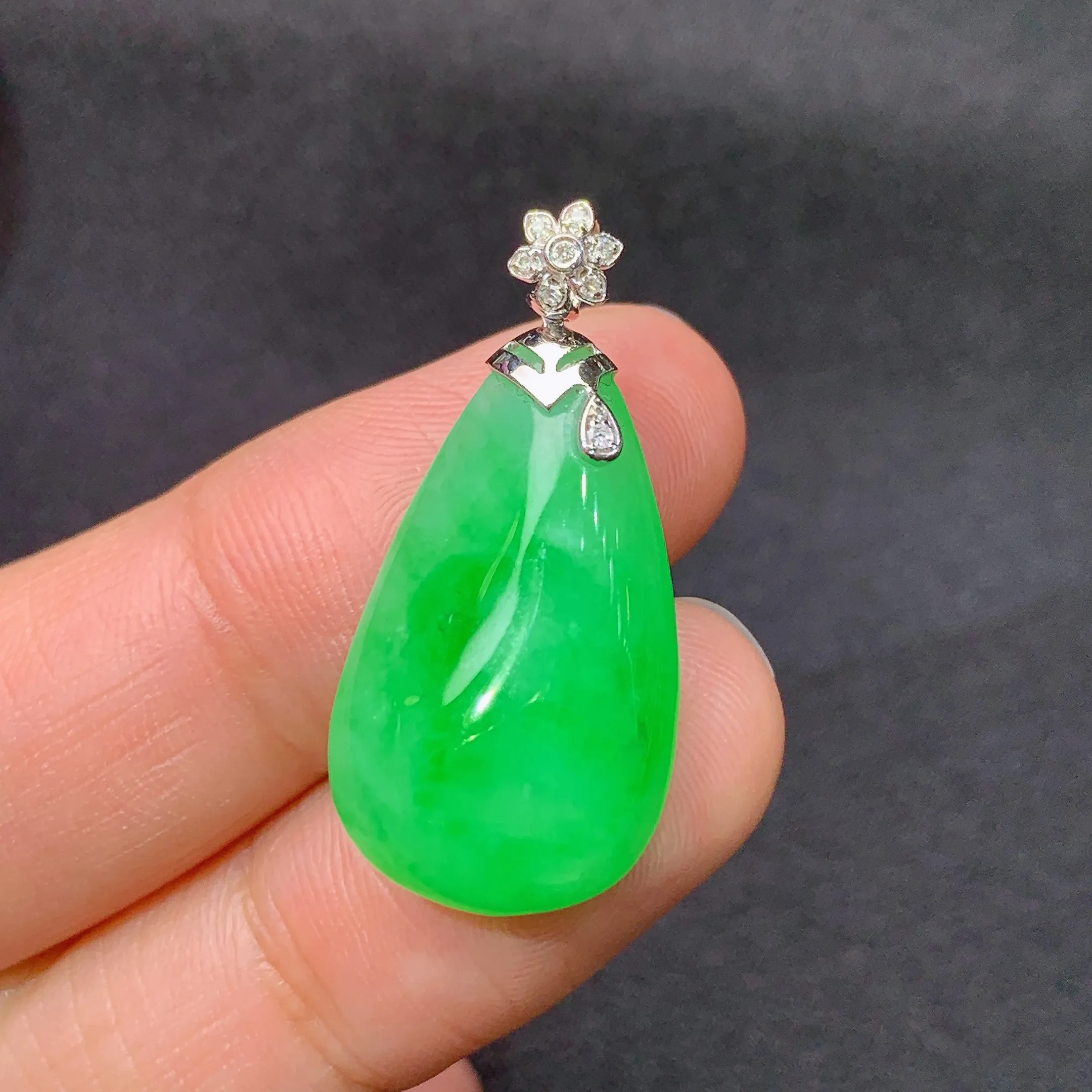 冰阳绿水滴吊坠，18k金镶嵌，色泽鲜阳，冰润细腻，种水足，Xyg整体尺寸28.3*13.3*5.5