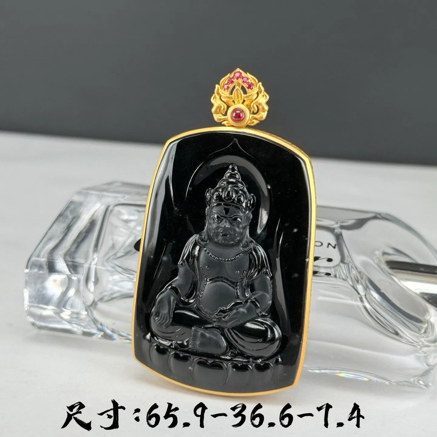 精品18k墨翠黄财神 种好色正 黑度极好 打灯通透 油性十足 尺寸65.9