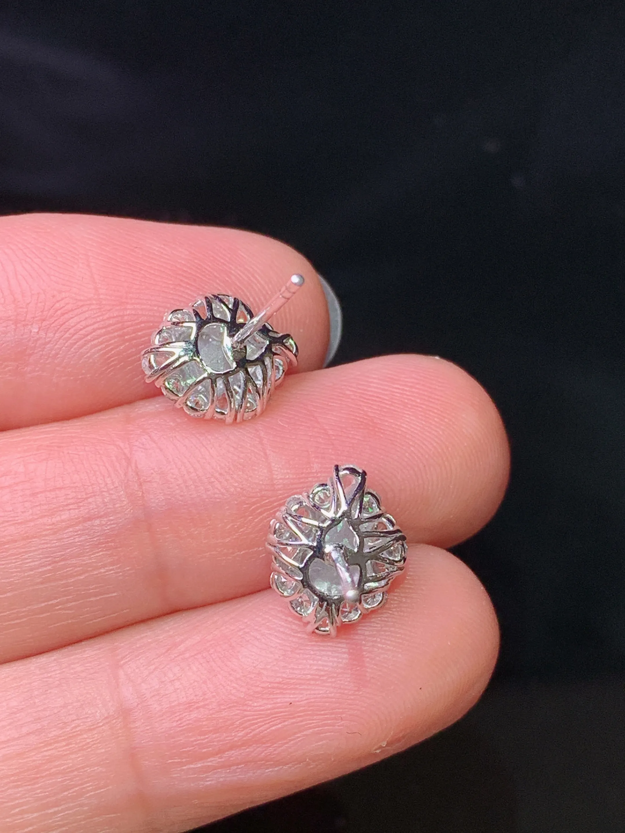 18k金钻镶嵌满绿葫芦耳钉 玉质细腻 色泽清新艳丽 整体尺寸10.5*8.5*5.8