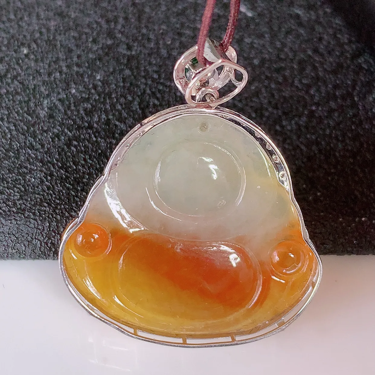 自然光实拍，18K金镶嵌冰黄翡双彩翡翠佛公吊坠，饱满， 佛公亦保平安，寓意有福（佛公）相伴，品相佳，配戴优雅迷人！#00.28整体30.5*25.5*7.2裸石25.5*22.5