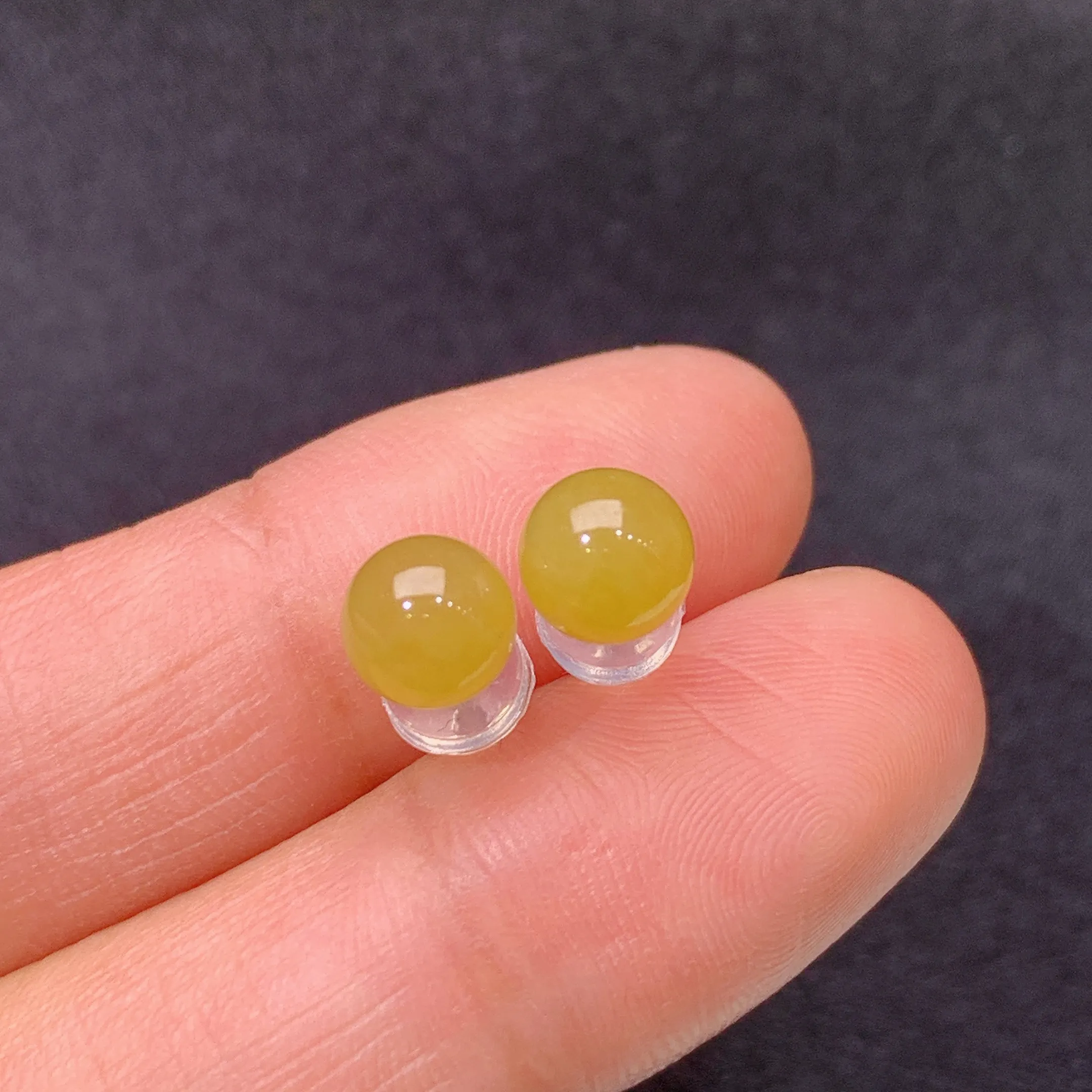 冰黄翡圆珠耳钉，18k金镶嵌，色泽鲜艳，水色超佳，整体尺寸5.7