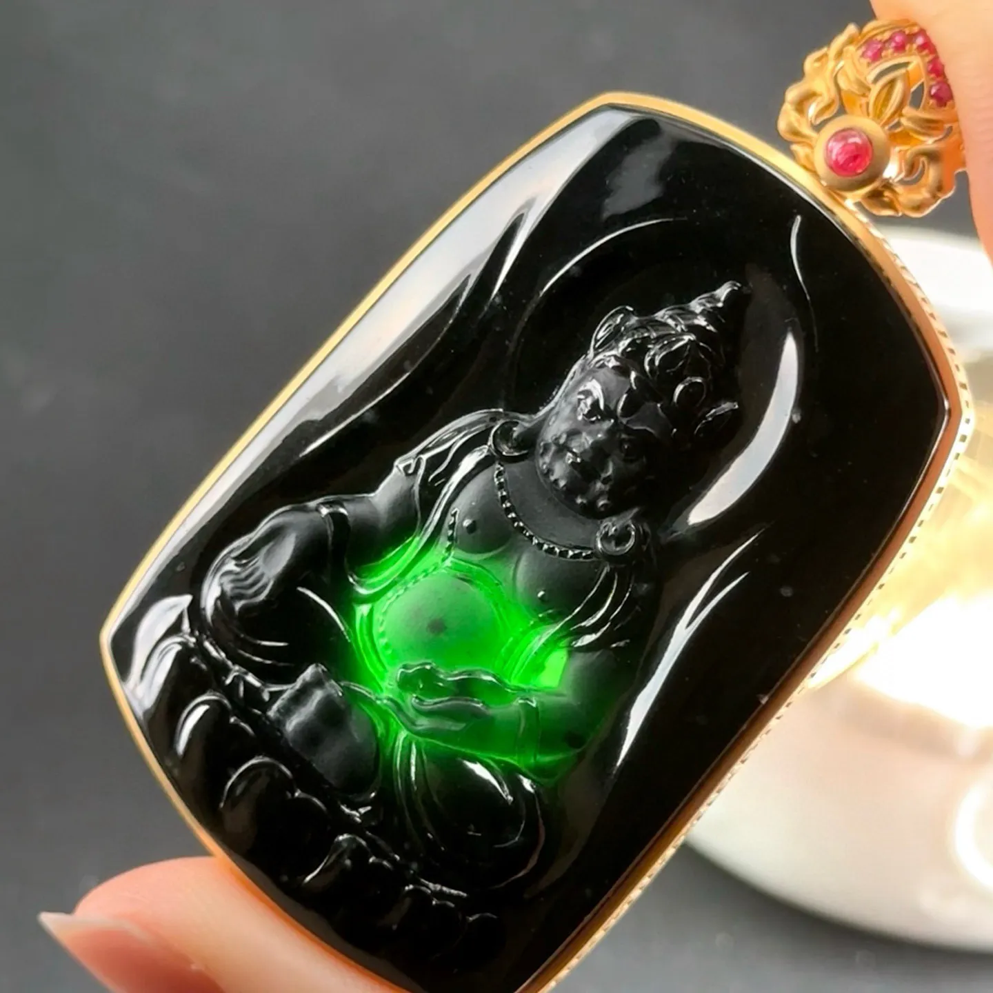 精品18k墨翠黄财神 种好色正 黑度极好 打灯通透 油性十足 尺寸65.9