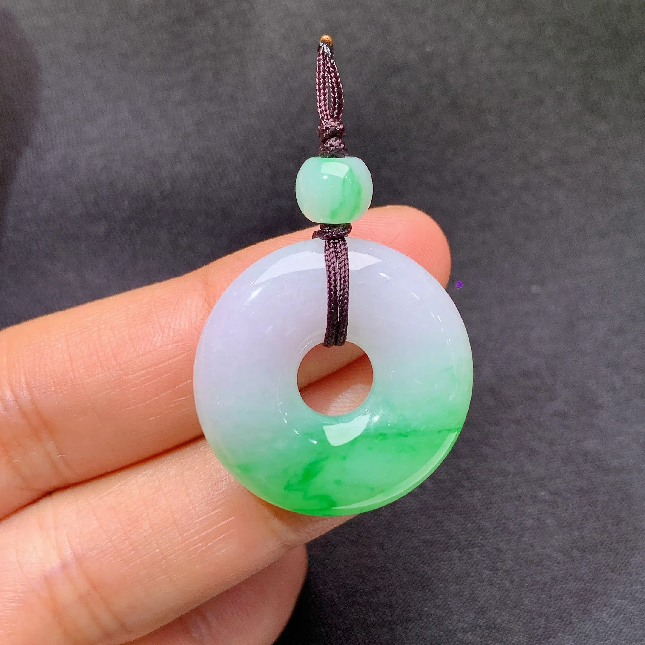 冰飘绿甜甜圈，冰润色阳，玉质细腻，种水足，整体尺寸25*5.8