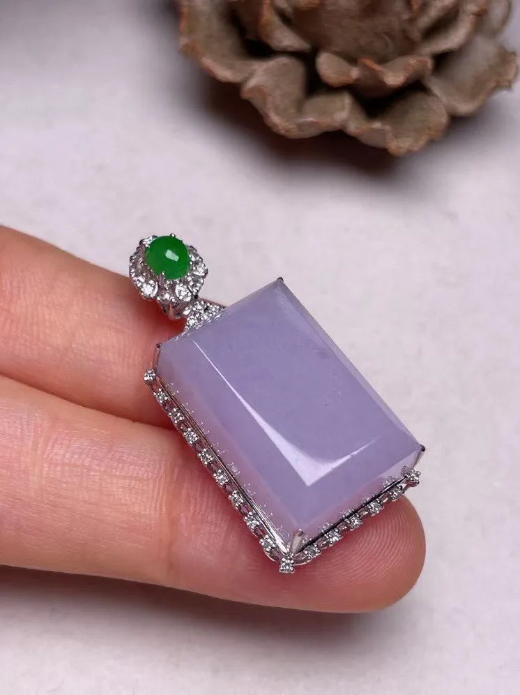 冰糯种紫罗兰无事牌吊坠、真金真钻镶嵌，种水好，玉质细腻 .裸石尺寸 20.0*12.8