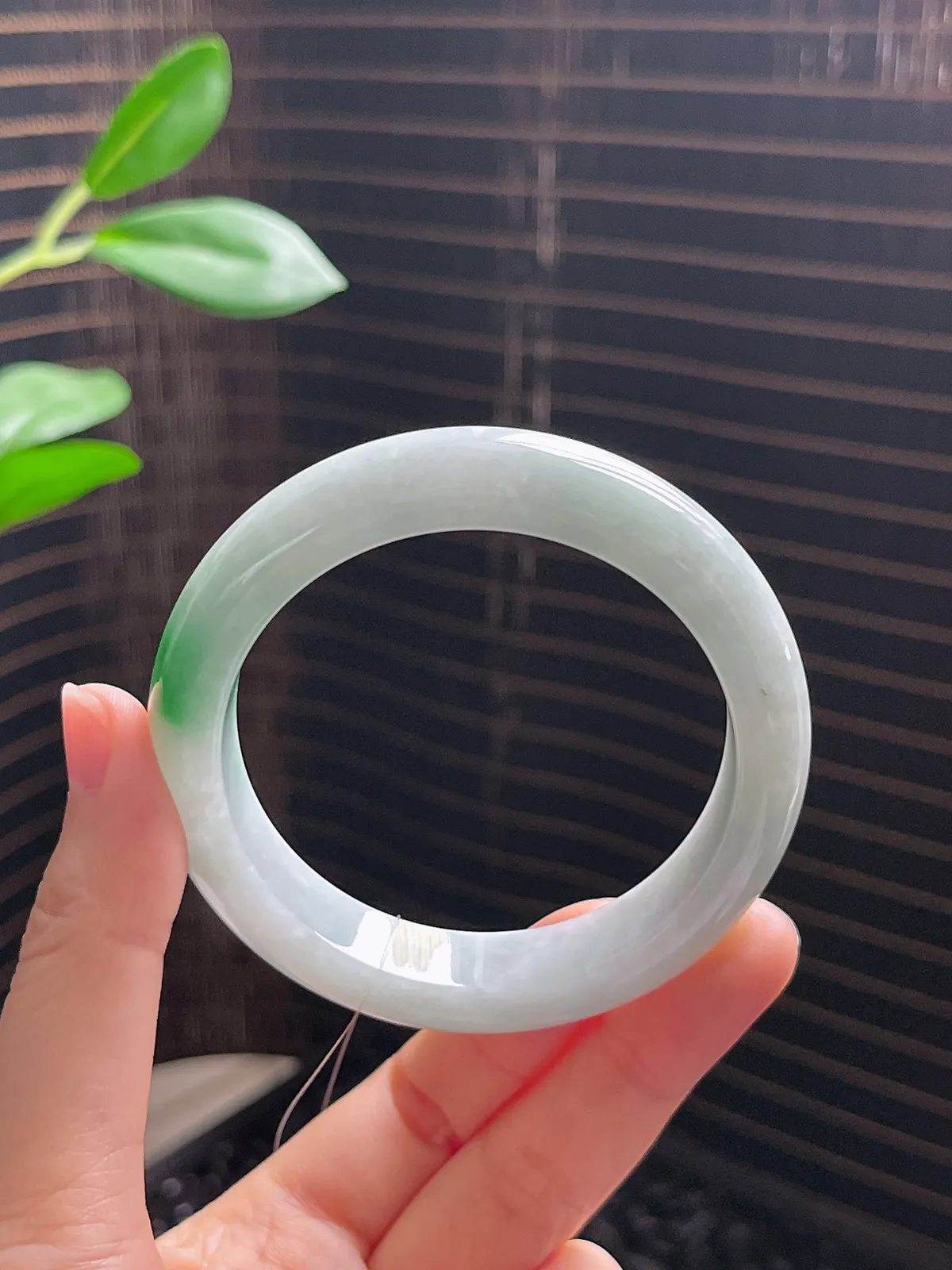 正圈53.7圈口，翡翠糯化种飘绿手镯