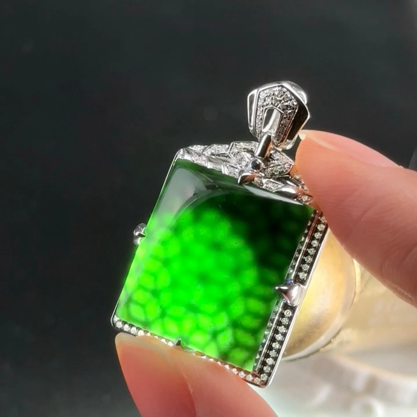 精品18k墨翠无事牌 种好色正 黑度极好 打灯通透 油性十足 尺寸34.8