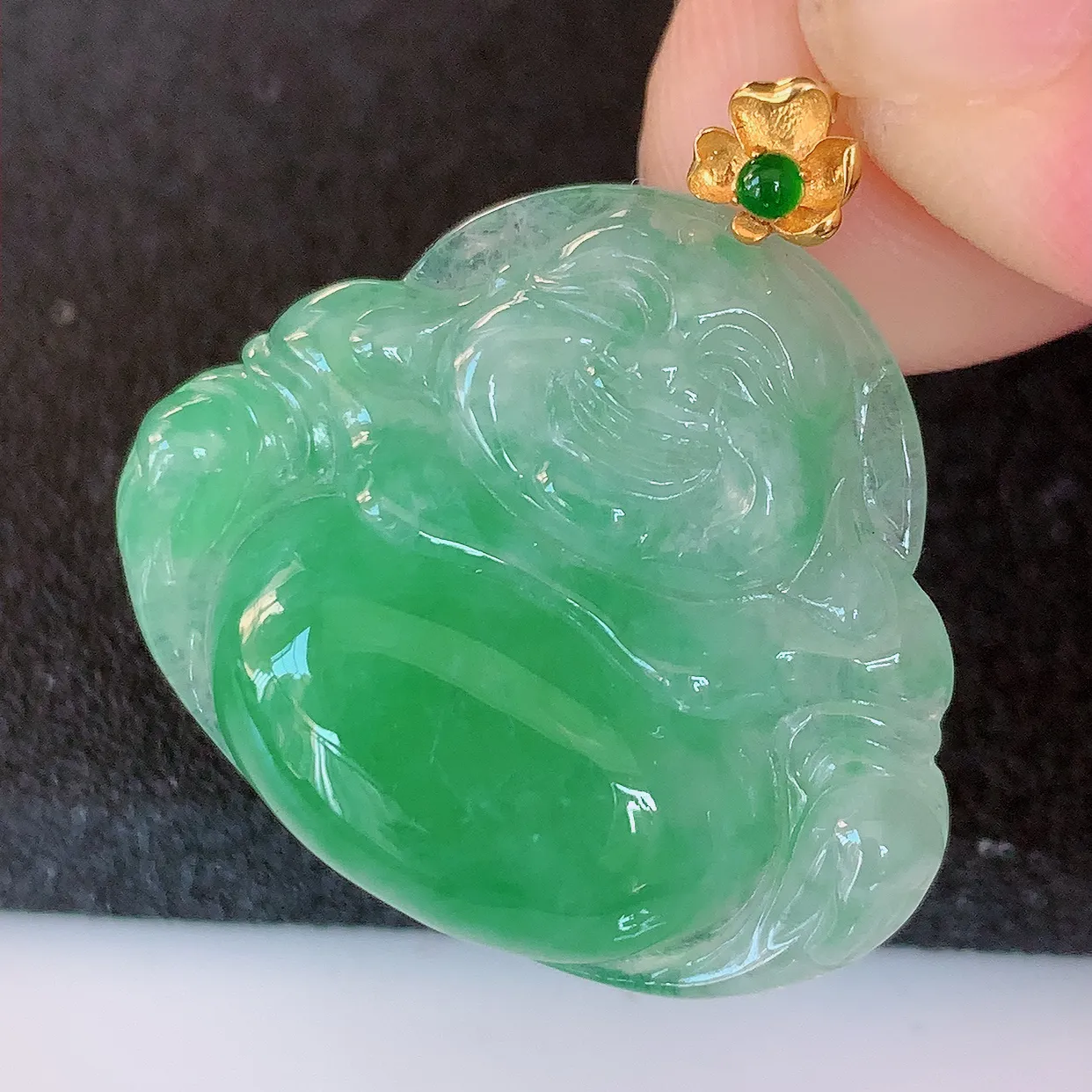 自然光实拍，18K金镶嵌满绿翡翠佛公吊坠，冰透饱满， 佛公亦保平安，寓意有福（佛公）相伴，品相佳，配戴优雅迷人！#49.28整体27.5裸石27.2*23*6