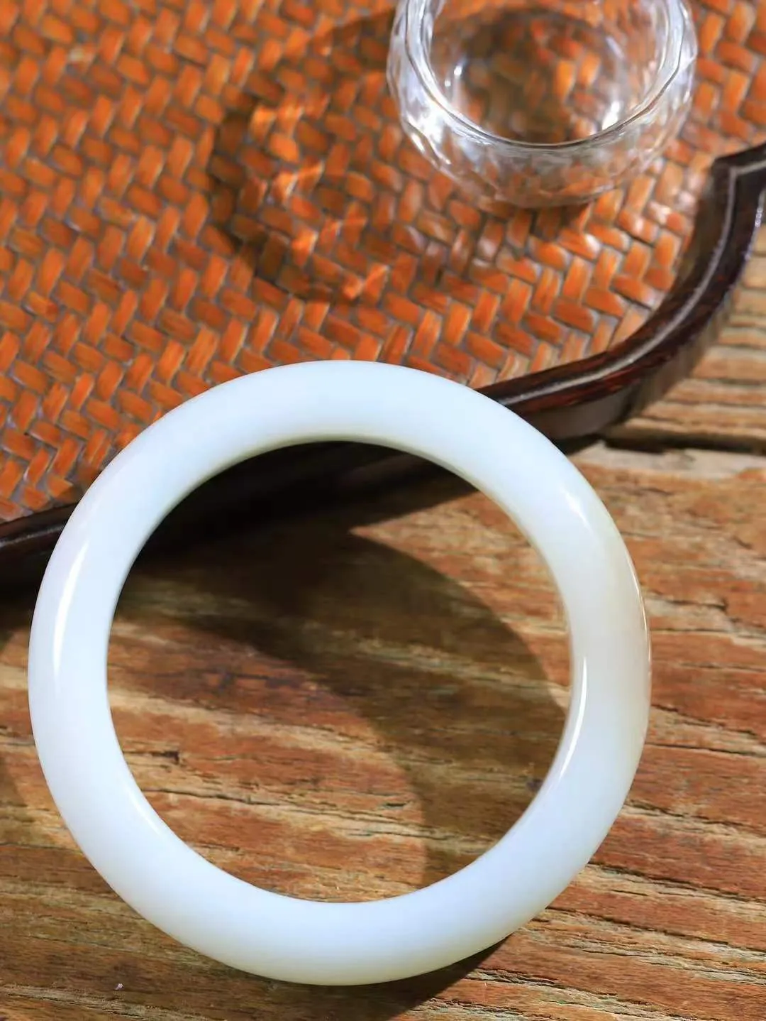 【暖玉生香·手镯】

精品和田玉糖白玉手镯，质地油润细腻，色泽高贵典雅，镯型古朴典雅。在诗情画意的