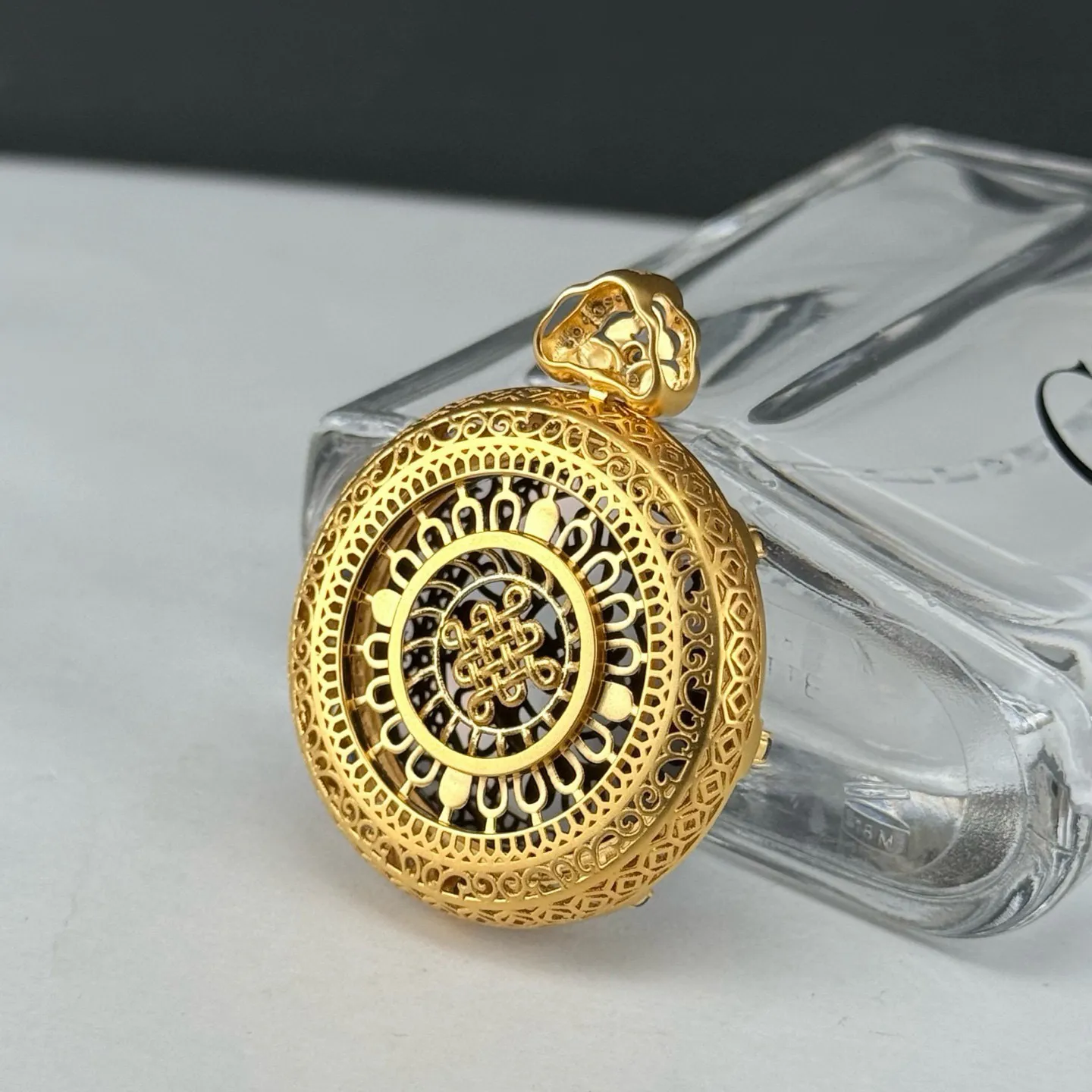 精品18k豪镶墨翠圆牌吊坠 种好色正 黑度极好 打灯通透 油性十足 尺寸41.7