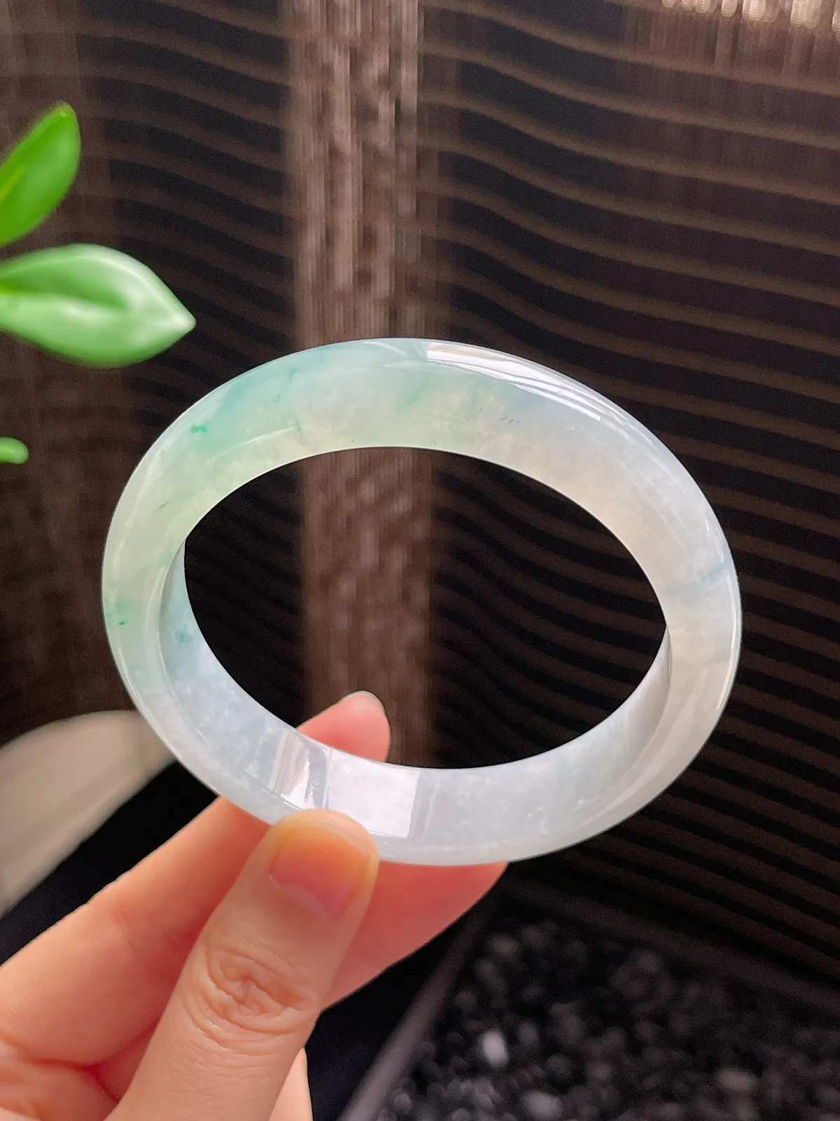 正圈59圈口，翡翠冰糯种飘绿手镯