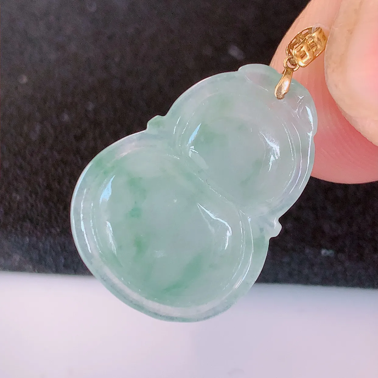 18K金镶嵌冰种飘花翡翠葫芦吊坠，葫芦寓意福禄双全，财源滚滚，品佳品，佩戴效果优雅迷人！#49.28