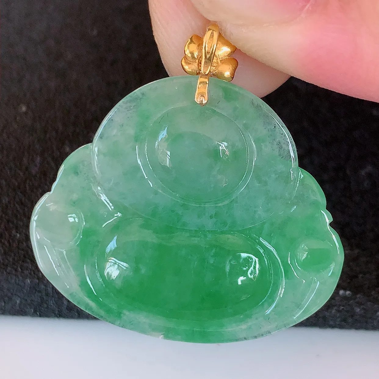 自然光实拍，18K金镶嵌满绿翡翠佛公吊坠，冰透饱满， 佛公亦保平安，寓意有福（佛公）相伴，品相佳，配戴优雅迷人！#49.28整体27.5裸石27.2*23*6