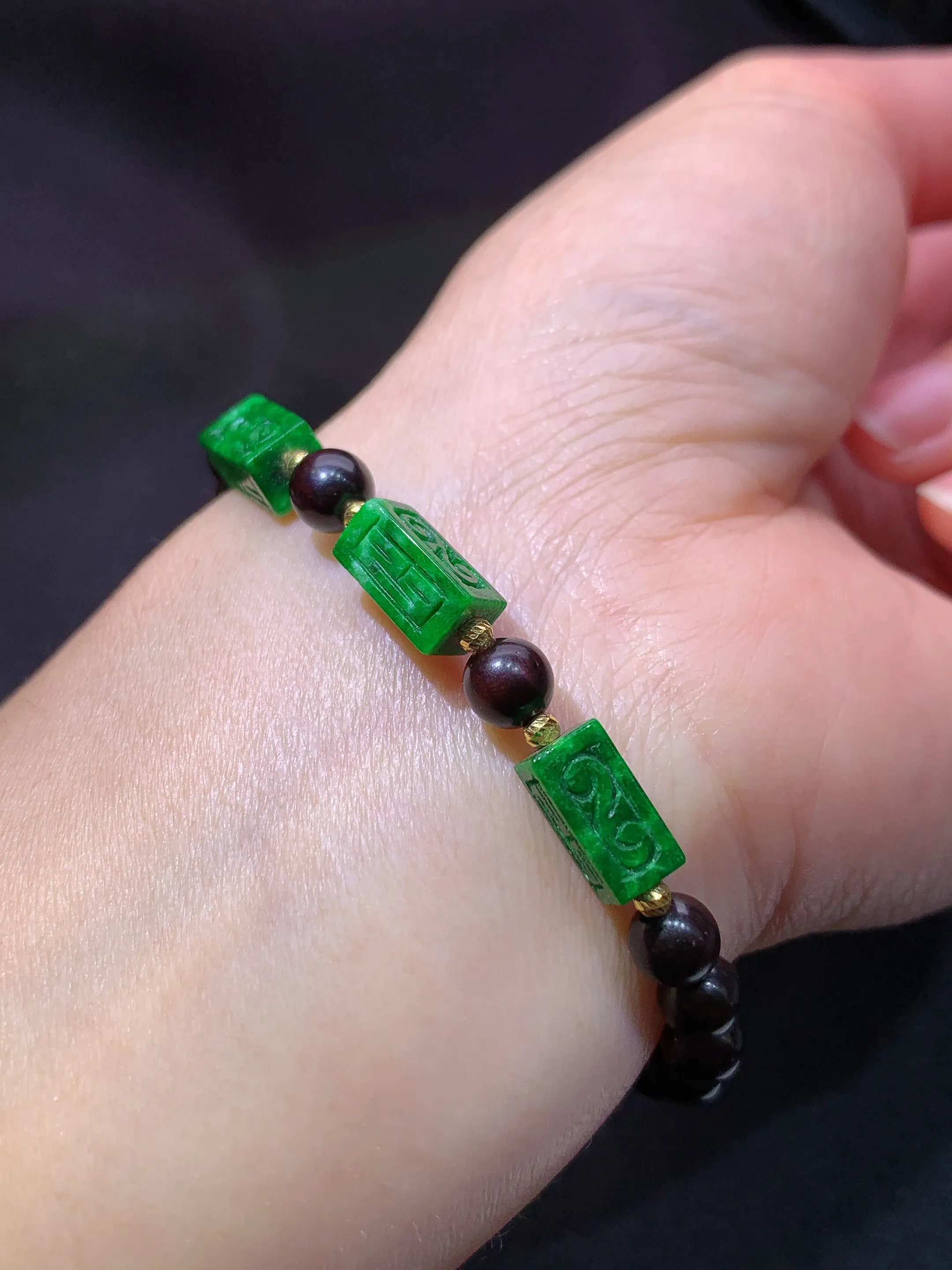 冰阳绿路路通木珠手串，手链，冰润色辣，种老水足，整体尺寸10.5*5.8*5