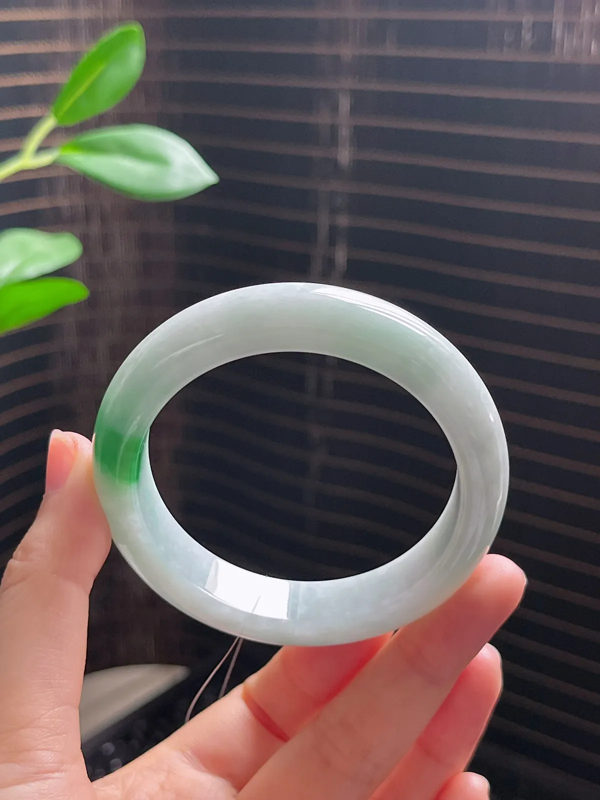 正圈53.7圈口，翡翠糯化种飘绿手镯