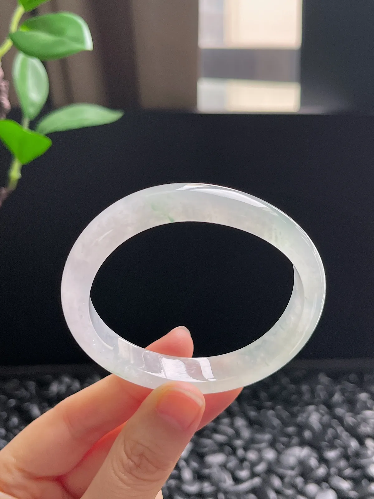 贵妃镯55.8圈口，翡翠冰种飘绿手镯