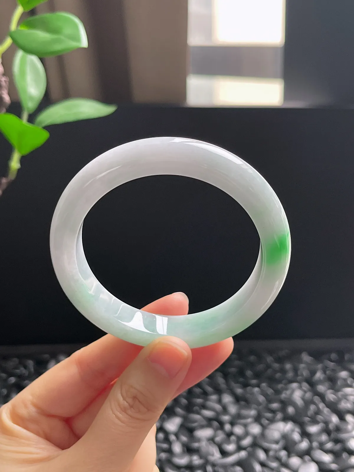 正圈55.7圈口，翡翠糯化种飘绿手镯