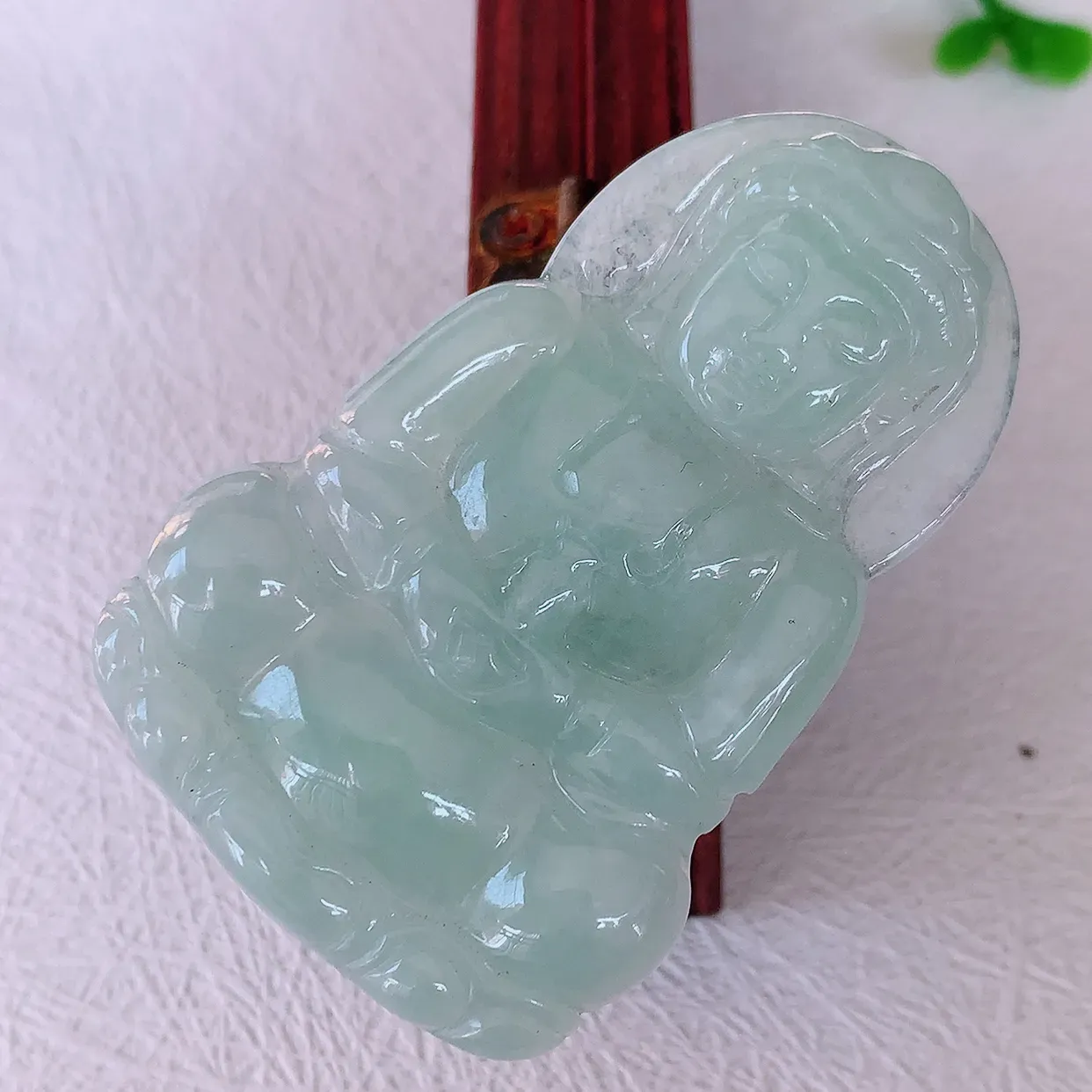 自然光实拍，冰胶淡绿翡翠观音菩萨吊坠，净瓶观音，冰透亮泽，美观亮丽，观音面相端庄#57.28
