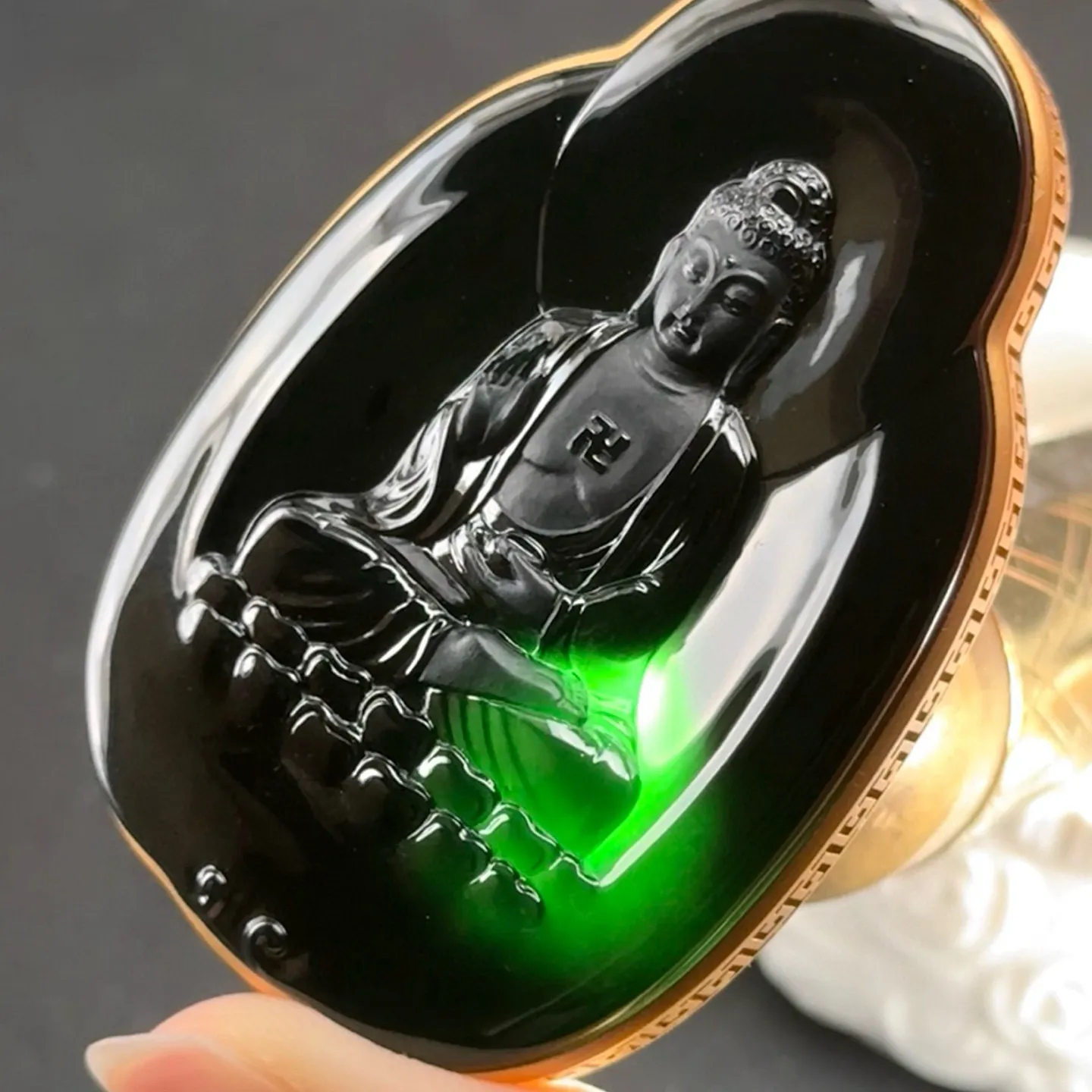 精品18k墨翠大日如来 种好色正 黑度极好 打灯通透 油性十足 尺寸72.4