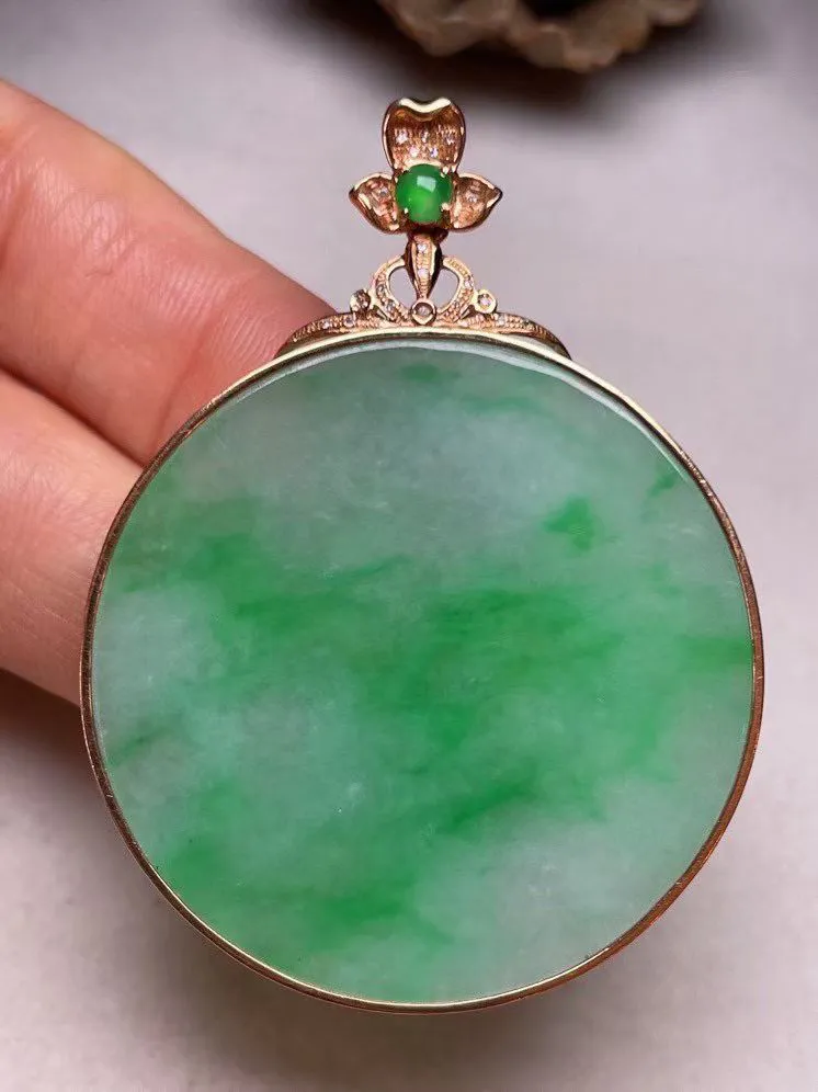 冰糯种辣色平安扣吊坠、真金真钻镶嵌，种水好，玉质细腻 .裸石尺寸 38.2*