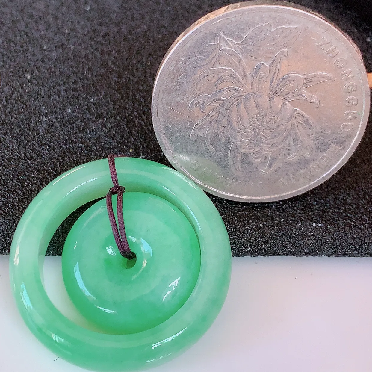 自然光实拍，冰润满绿翡翠平安母子扣吊坠，翠色灵动，佩戴效果时尚出众，尽显气质，玉质细腻，美感十足。#57.28