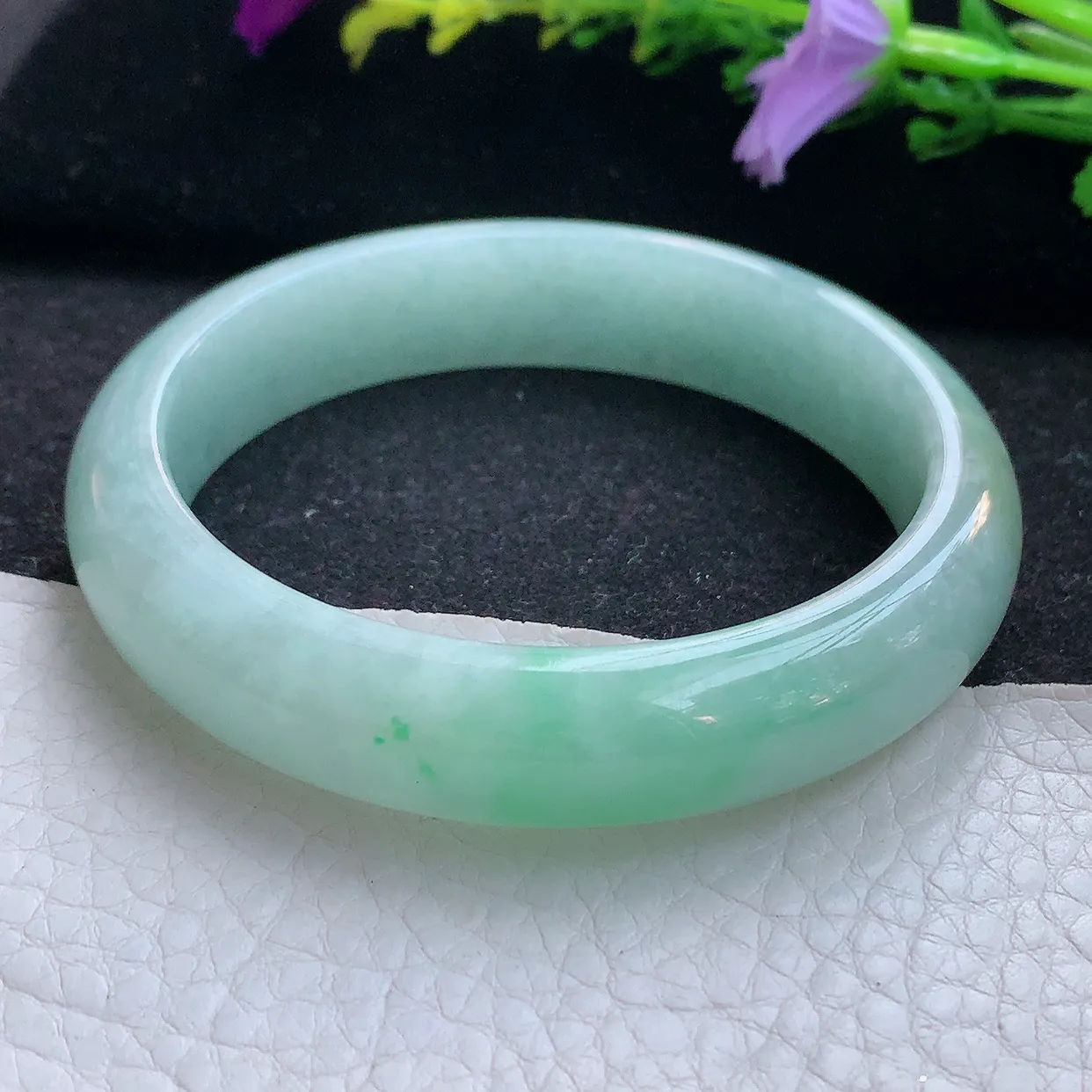 js实拍57*13*7.7平安镯 天然翡翠A货手镯飘绿宽边正圈玉镯子