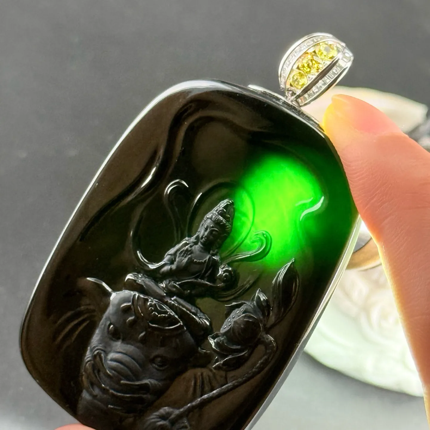 精品18k墨翠普贤菩萨 种好色正 黑度极好 打灯通透 油性十足 尺寸68.4