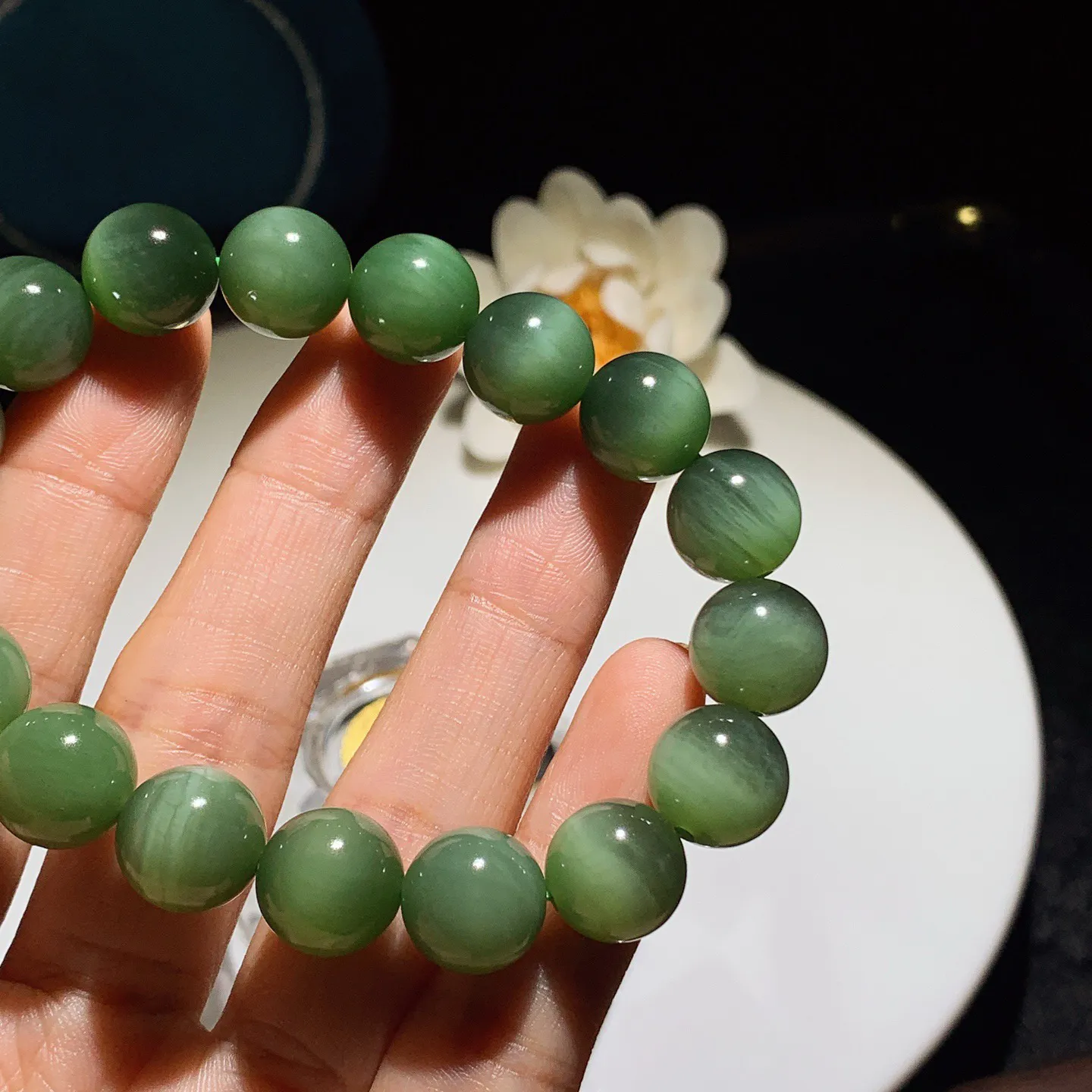 和田玉菠菜绿俄罗斯碧玉猫眼手串。手串。单颗尺寸12！玉质细腻油润。手推出油。佩戴高端典雅。lt251