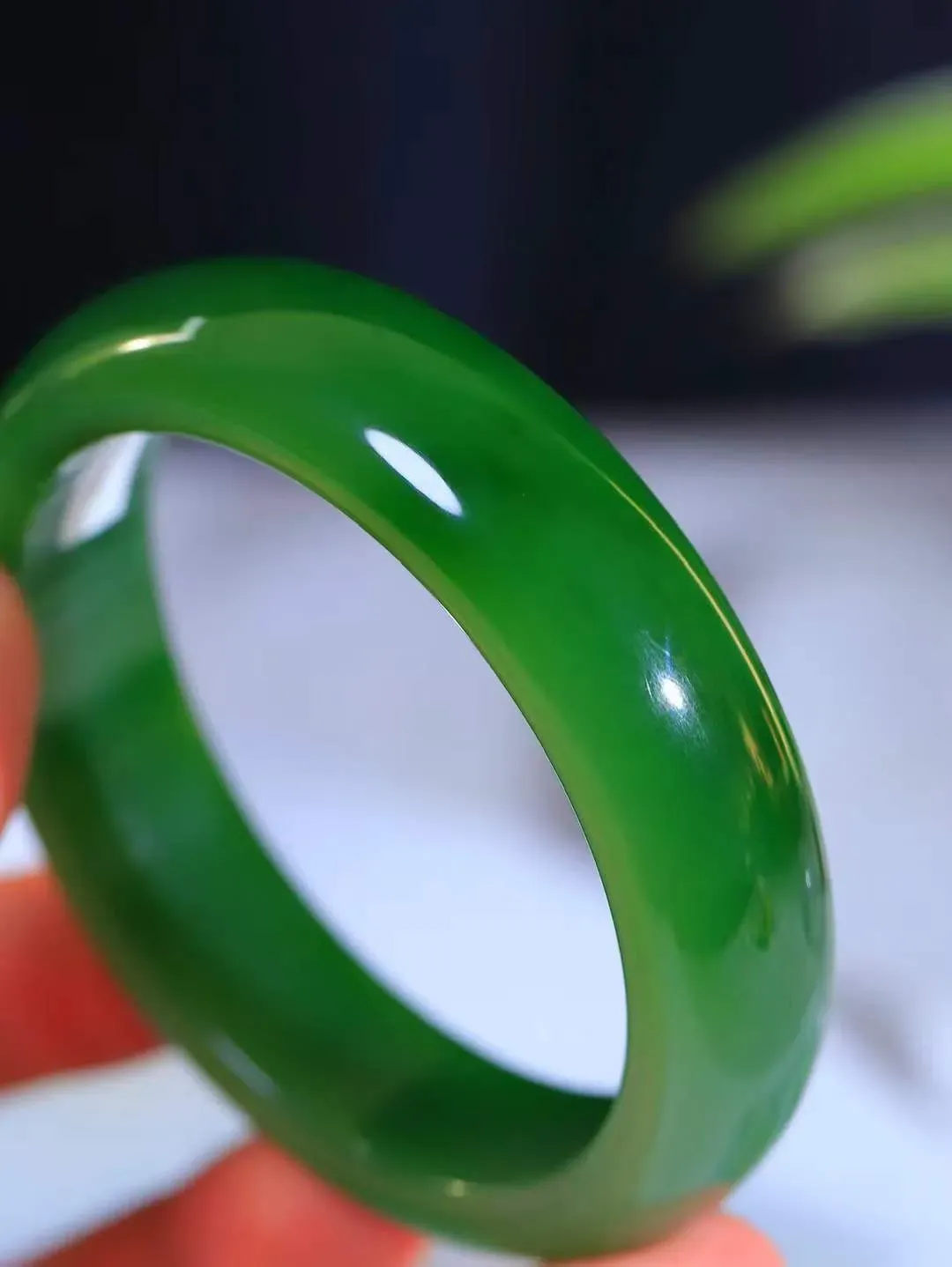 【悠悠芳华.镯】

典藏级和田玉碧玉手镯 玉质温润 青葱岁月，尽收腕中，婉转流畅，凝岁月悠长。盈一眸恬淡，挽一抹绿意。重78克 内径59mm尺寸16.8-9mm   861202855A