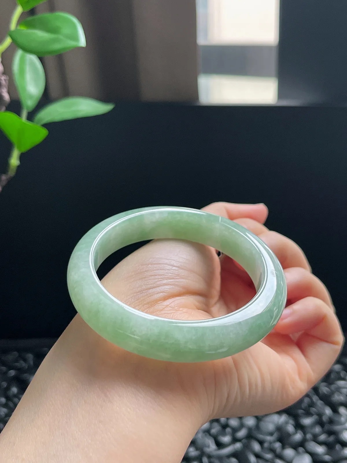 正圈54.2圈口，翡翠糯化种淡绿色手镯