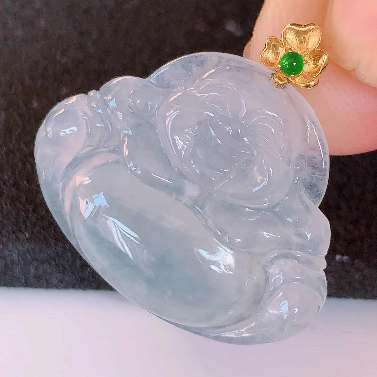 自然光实拍，18K金镶嵌冰种翡翠佛公吊坠，冰透饱满， 佛公亦保平安，寓意有福（佛公）相伴，品相佳，配戴优雅迷人！#49.28整体26.5裸石26.8*22*5.5