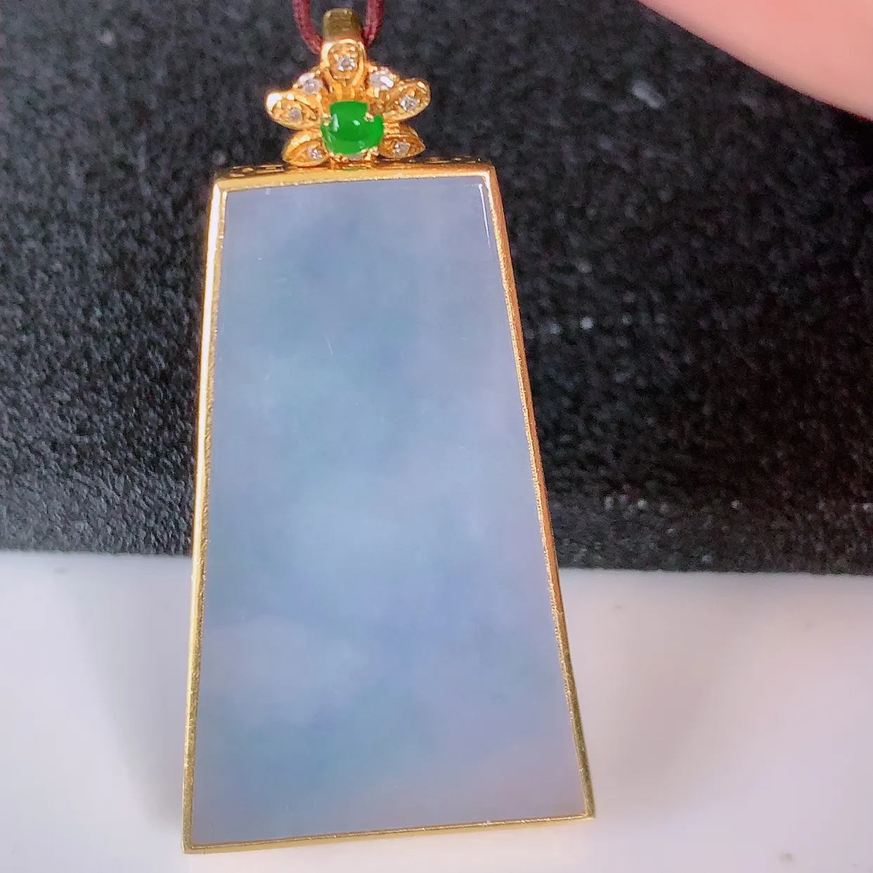 自然光实拍，18K金镶嵌冰紫罗兰翡翠平安无事牌吊坠，平平安安，无事牌翠色灵动，佩戴平安时尚！#00.28整体40*20.5*5.2裸石32*19.5