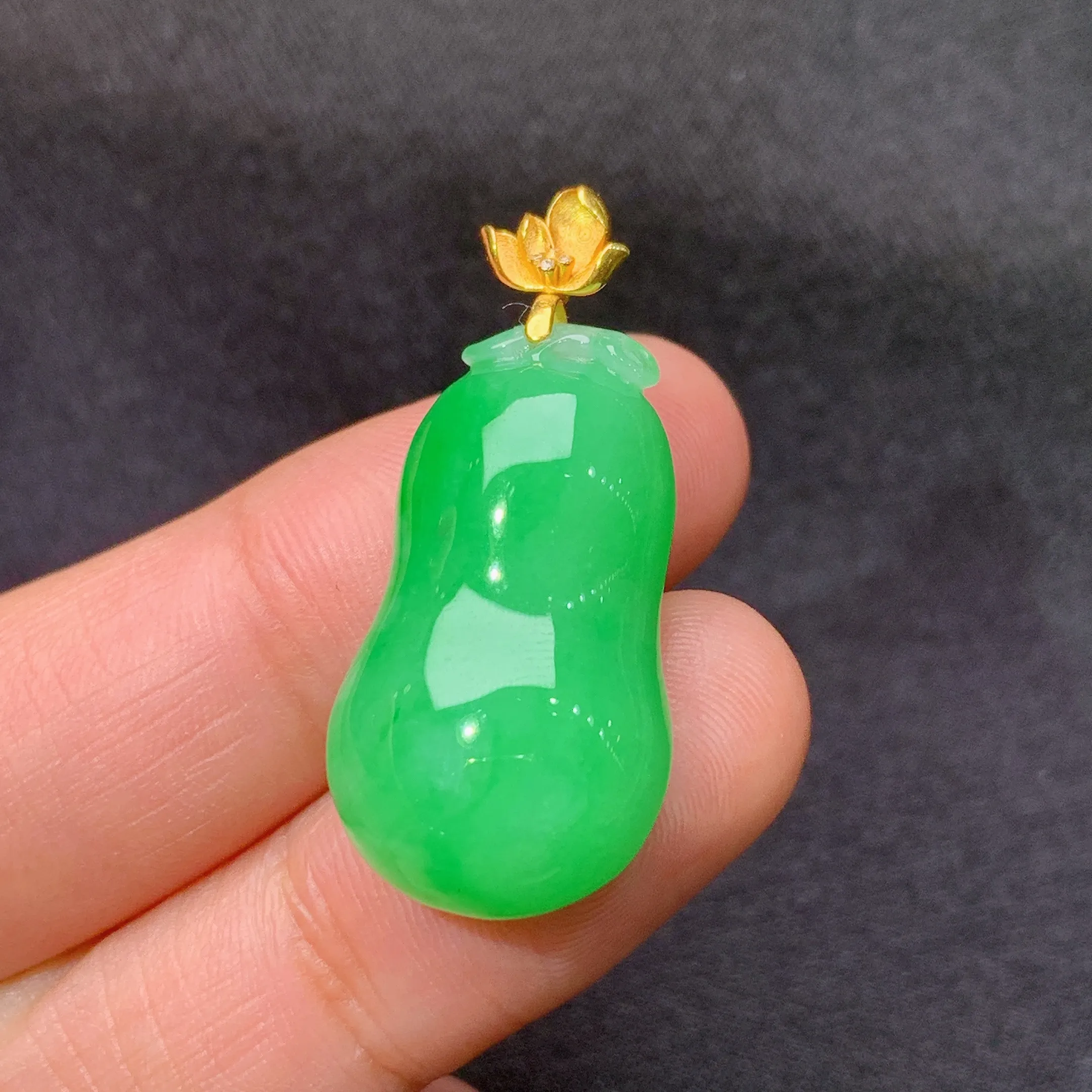 冰果绿葫芦吊坠，18k金镶嵌，冰润色阳，玉质细腻，种水足，Xm整体尺寸31.3*14.2*8