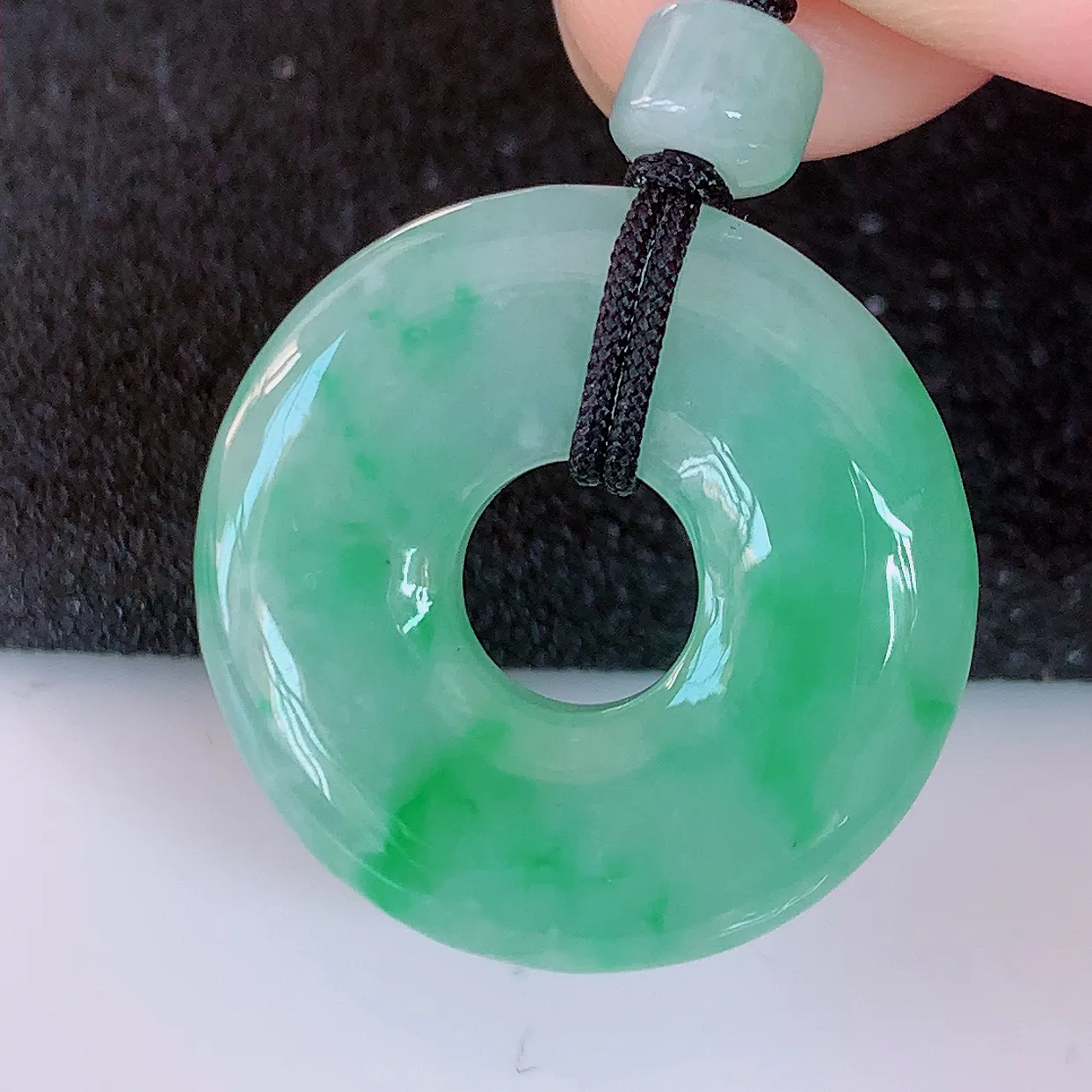 自然光实拍，冰润飘绿翡翠平安扣吊坠，翠色灵动，佩戴效果时尚出众，尽显气质，玉质细腻，美感十足。#57.28