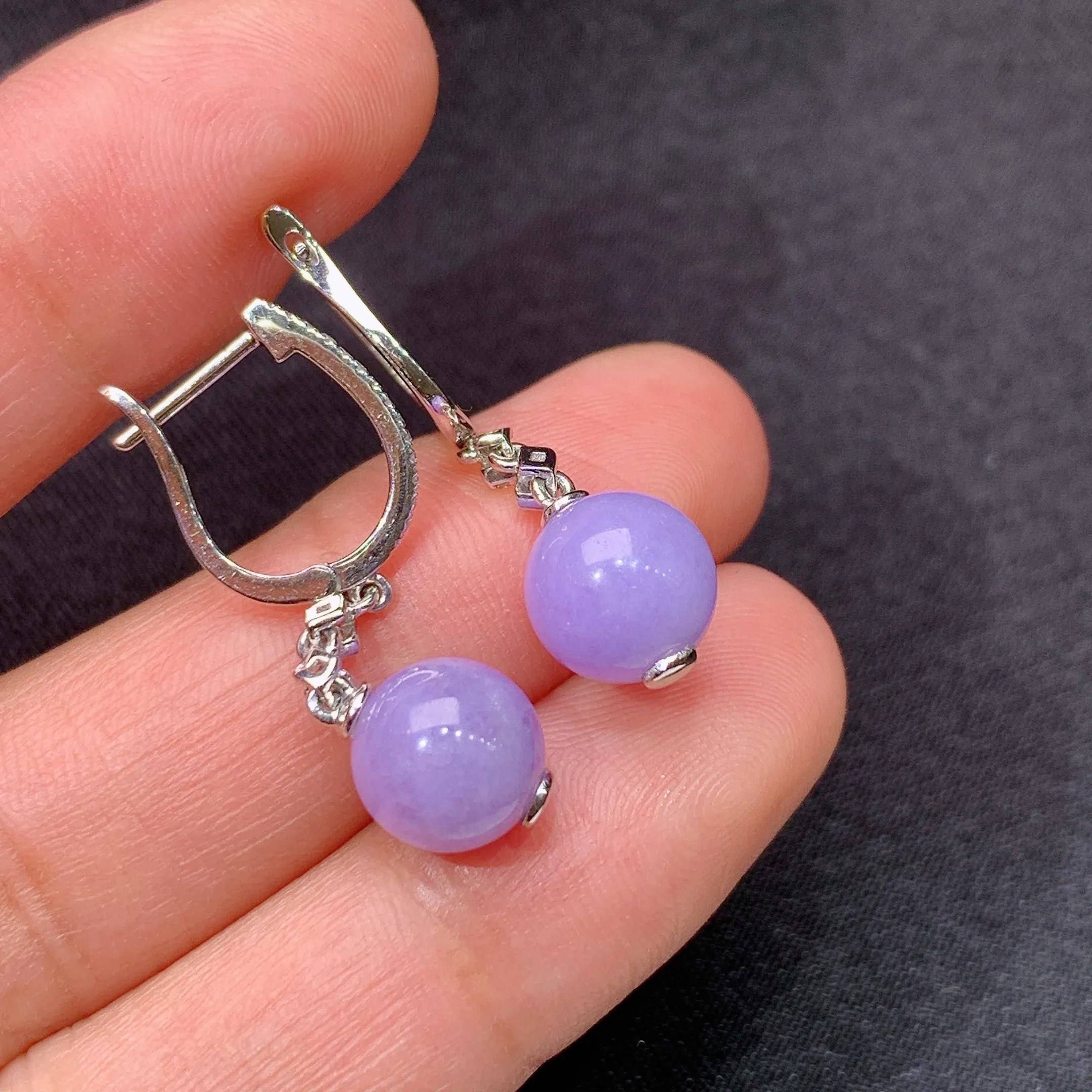 冰紫罗兰圆珠耳坠，款式优雅，18k金镶嵌，温润细腻，颜色鲜艳，裸石尺寸8.1