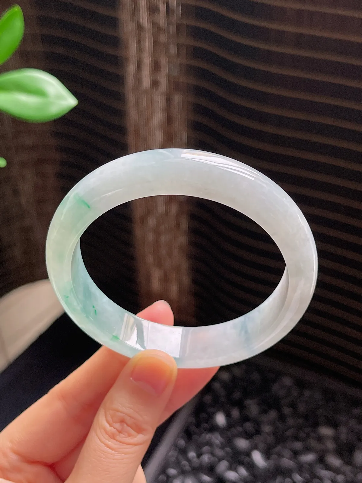 正圈59圈口，翡翠冰糯种飘绿手镯