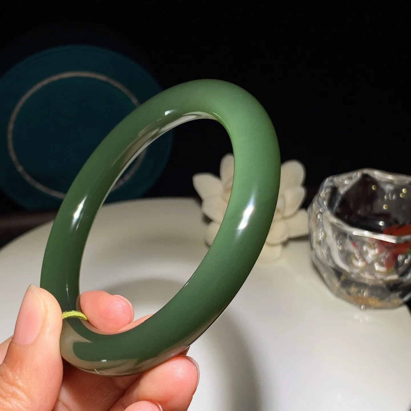 62圈口和田玉鸭蛋青俄罗斯碧玉圆条手镯。62圈口条宽10厚10重58克 玉质细腻油润。手推出油。佩戴高端典雅。lt251225