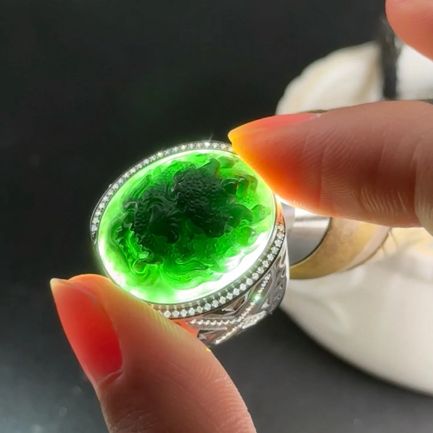 精品墨翠龙头戒面 种好色正 黑度极好 打灯通透 油性十足 尺寸21.5