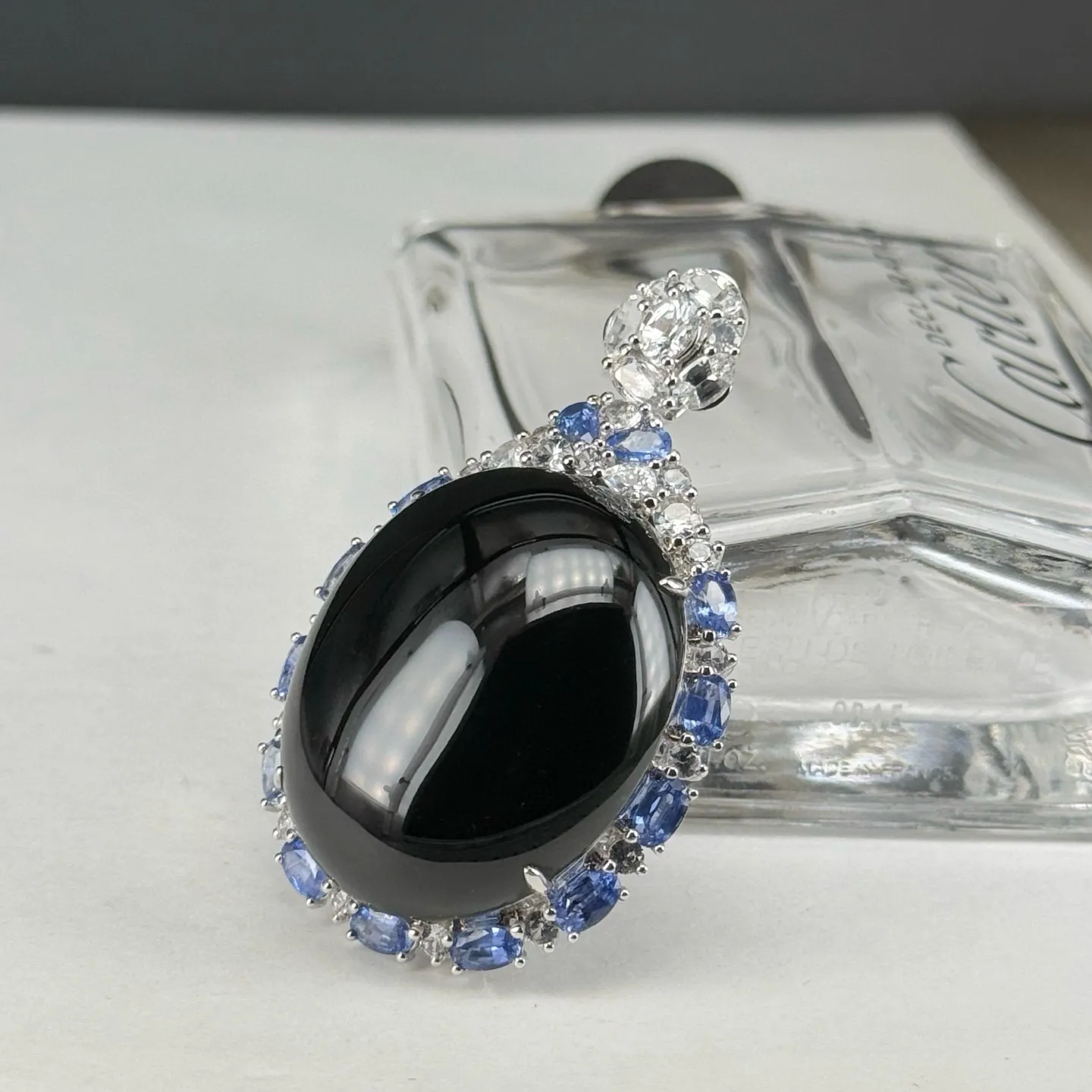 精品18k墨翠蛋面吊坠 种好色正 黑度极好 打灯通透 油性十足  尺寸52.9