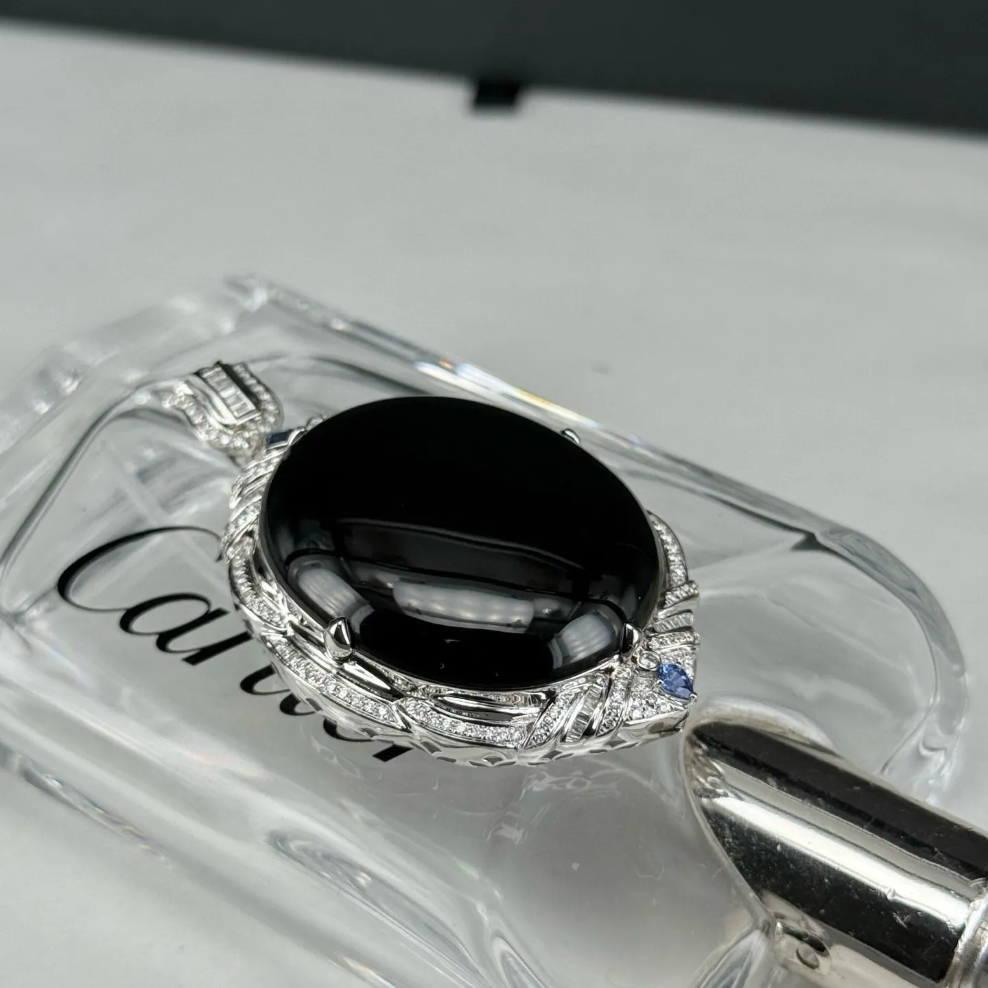 精品18k墨翠蛋面吊坠 种好色正 黑度极好 打灯通透 油性十足 尺寸56.6