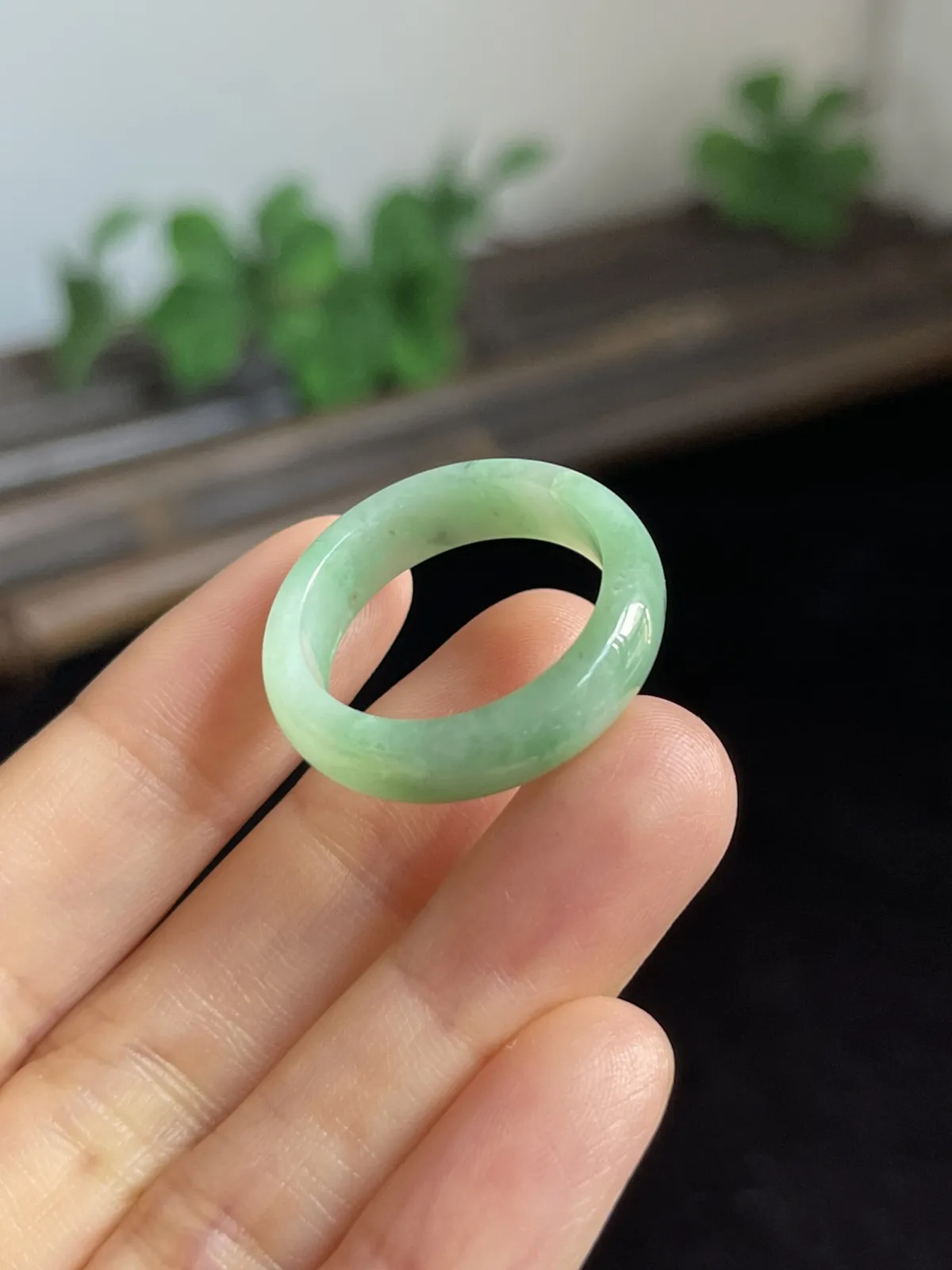 翡翠戒指，种老肉细，通体阳绿，上手漂亮