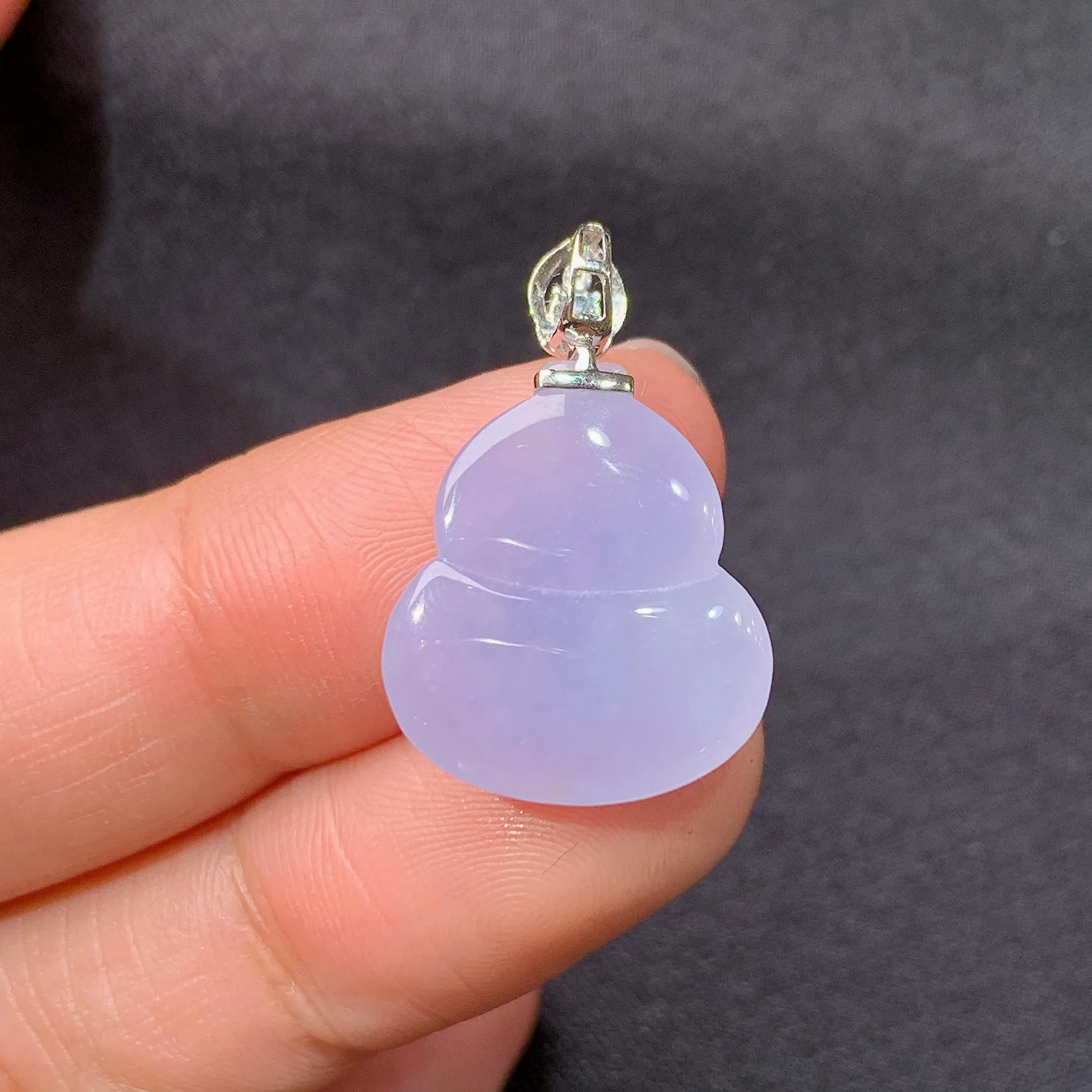 冰紫罗兰葫芦吊坠，18k金镶嵌，温润细腻，颜色鲜艳，整体尺寸23.9*15.5*4.6