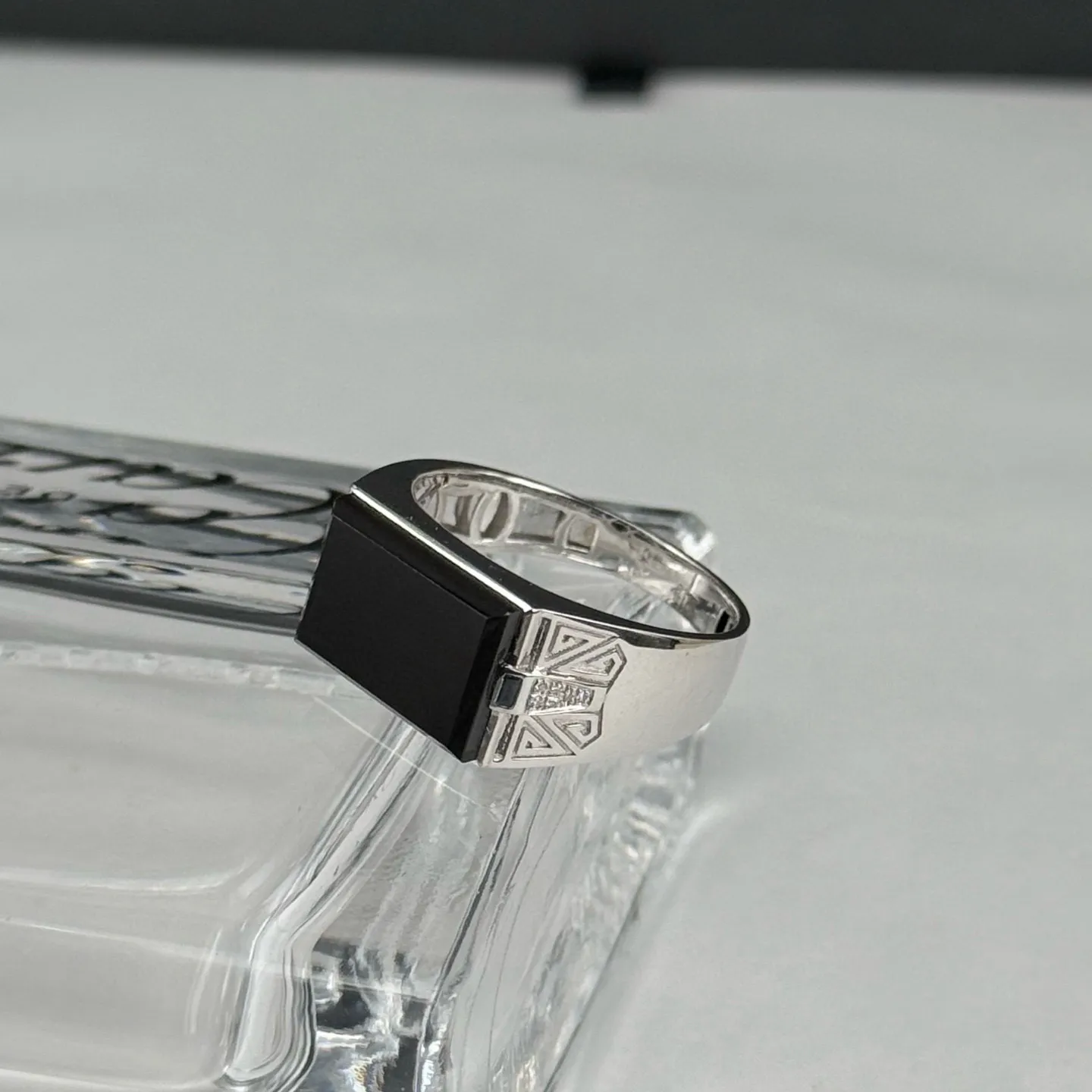 精品18k墨翠男戒 种好色正 黑度极好 打灯通透 油性十足 尺寸13.7