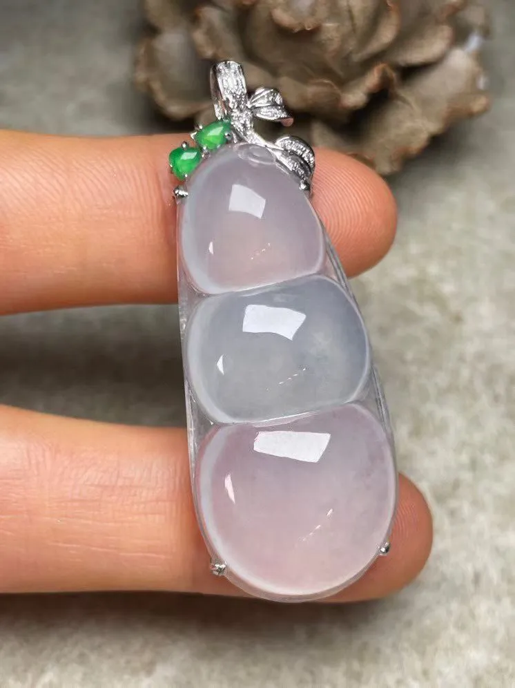 冰种福豆吊坠、真金真钻镶嵌，种水好，玉质细腻 .裸石尺寸 39.8*18.0