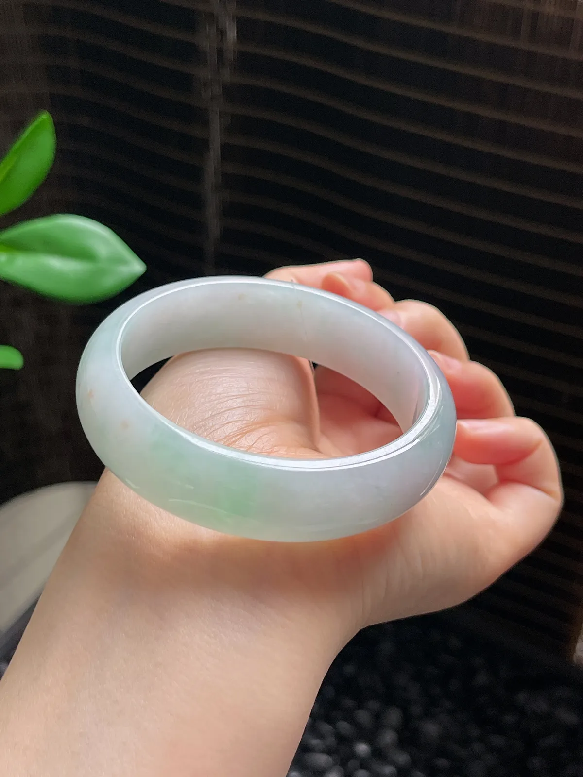 正圈53.8圈口，翡翠糯化种淡绿色手镯