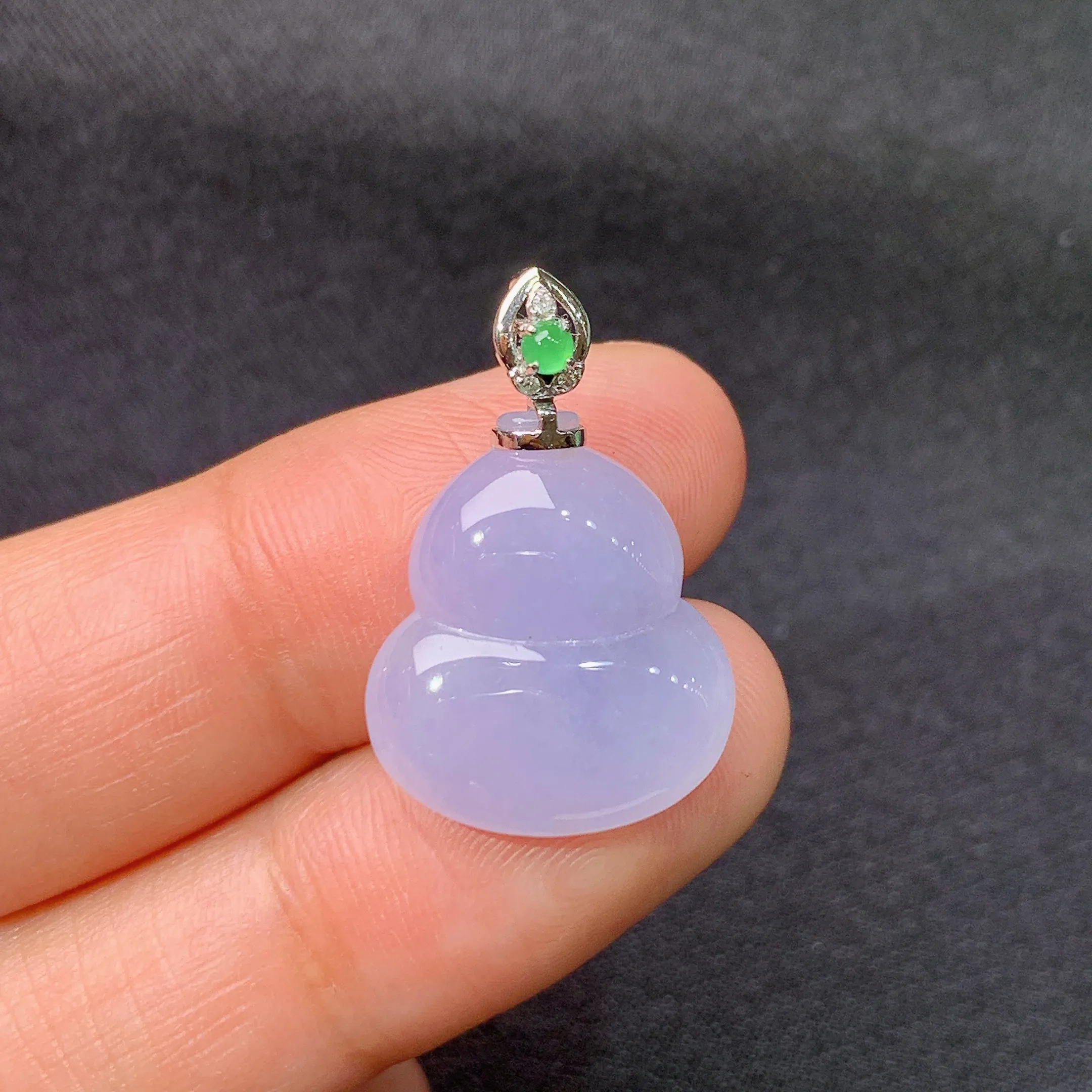 冰紫罗兰葫芦吊坠，18k金镶嵌，温润细腻，颜色鲜艳，整体尺寸23.9*15.5*4.6