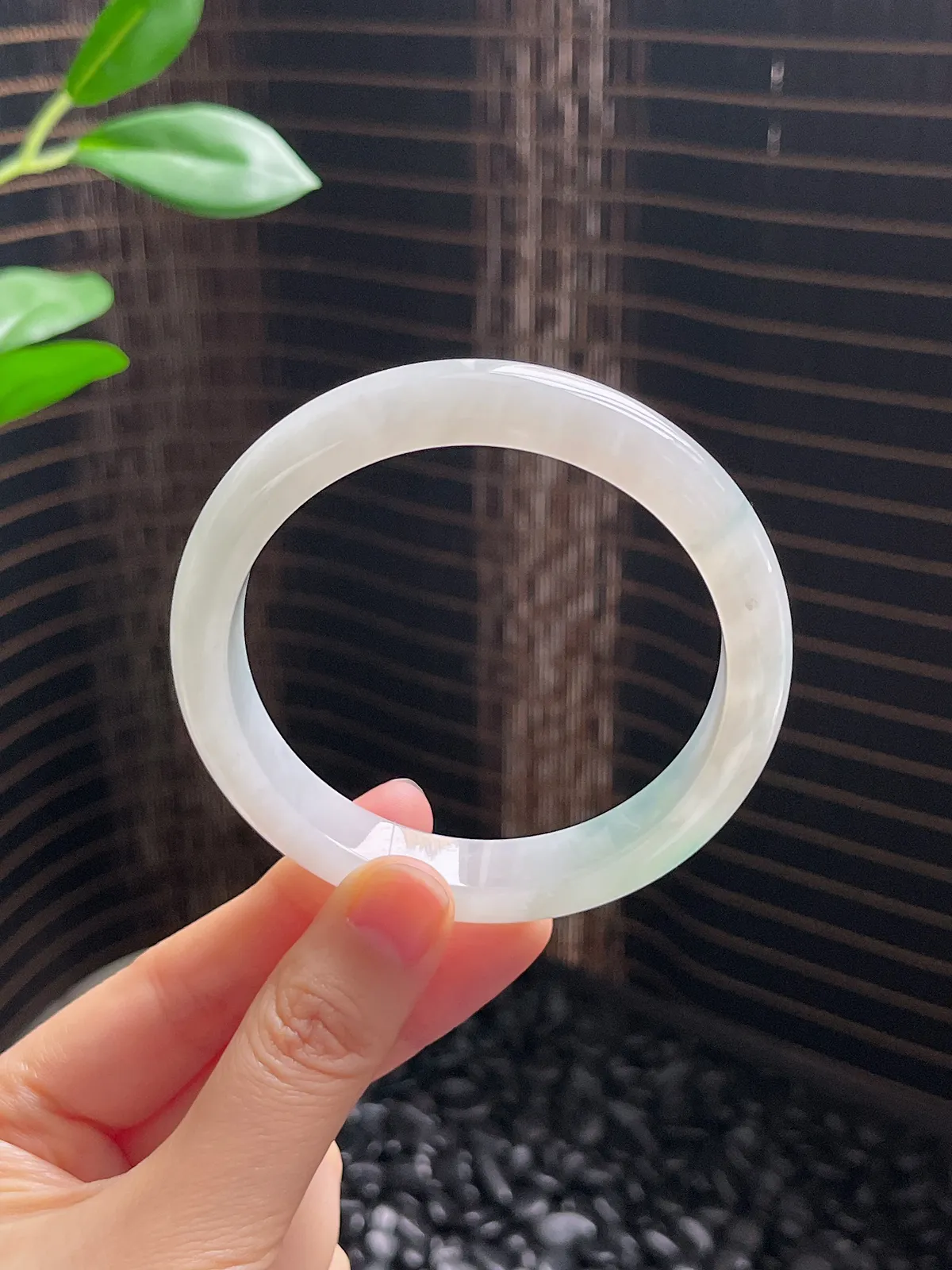 正圈59.8圈口，翡翠冰糯种淡绿色手镯