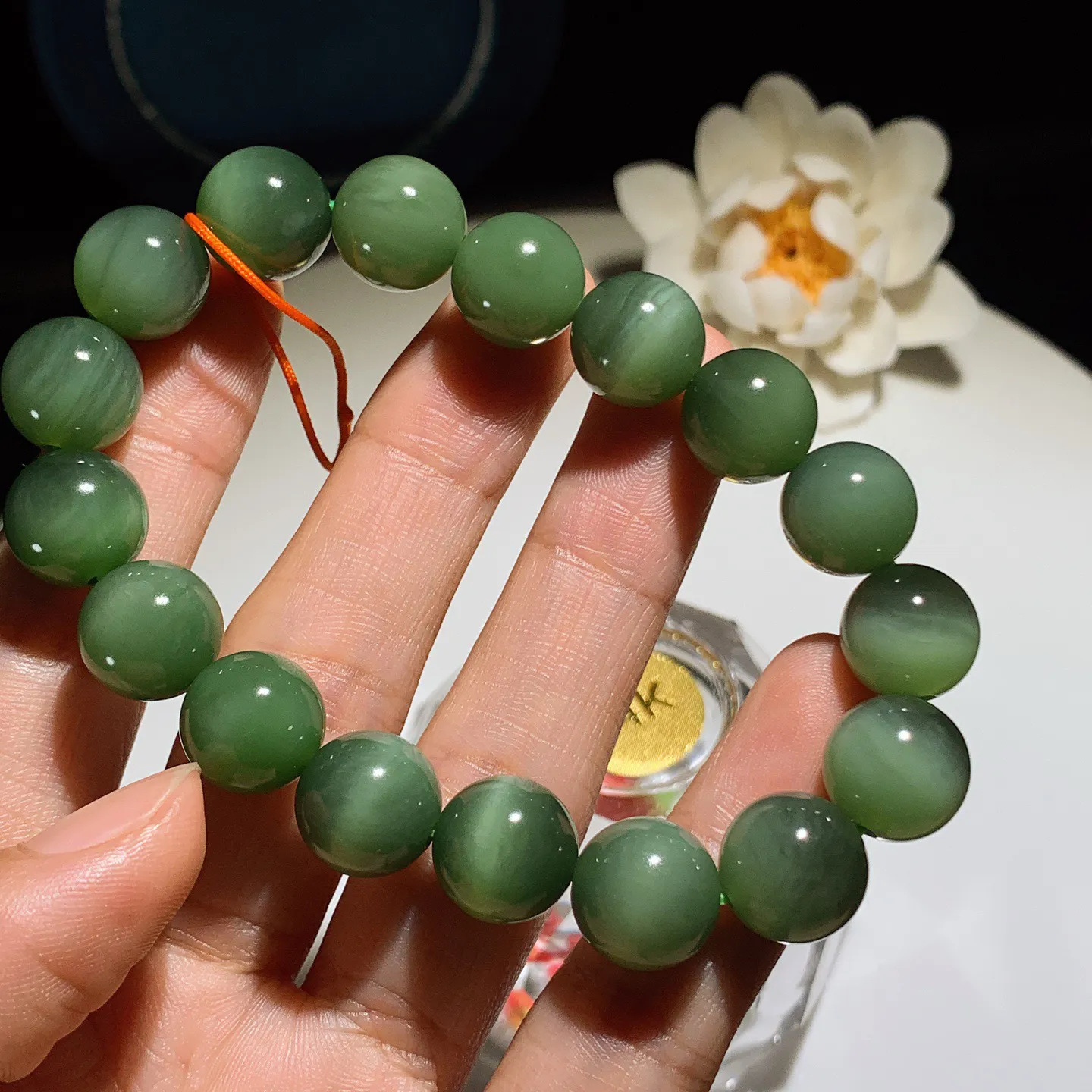 和田玉菠菜绿俄罗斯碧玉猫眼手串。手串。单颗尺寸12！玉质细腻油润。手推出油。佩戴高端典雅。lt251227