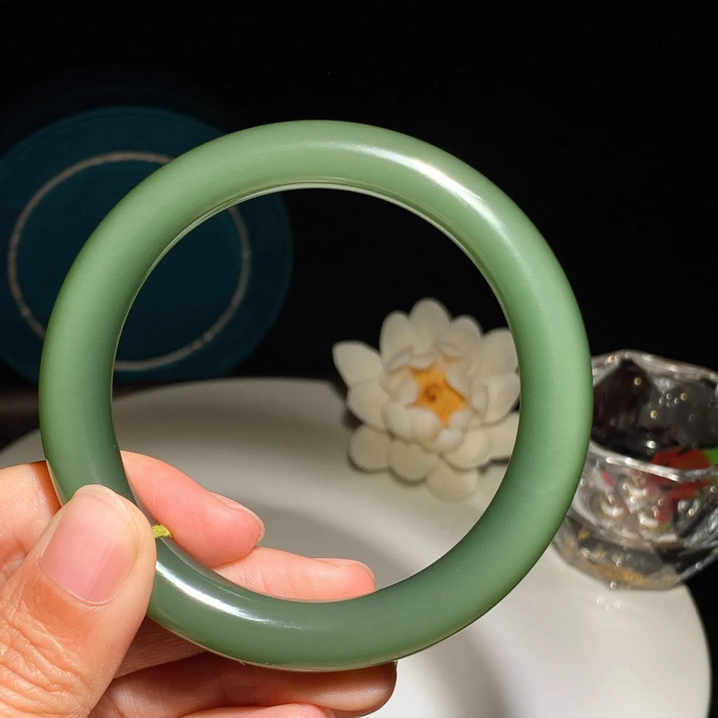 62圈口和田玉鸭蛋青俄罗斯碧玉圆条手镯。62圈口条宽10厚10重58克 玉质细腻油润。手推出油。佩戴高端典雅。lt251225