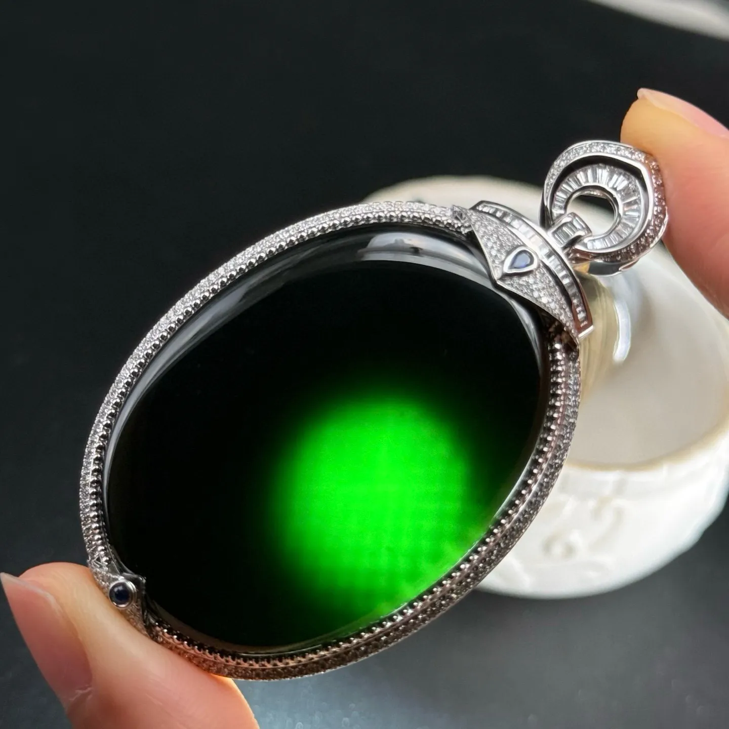 墨翠无事牌 种好色正 黑度极好 打灯通透 油性十足 尺寸66.8