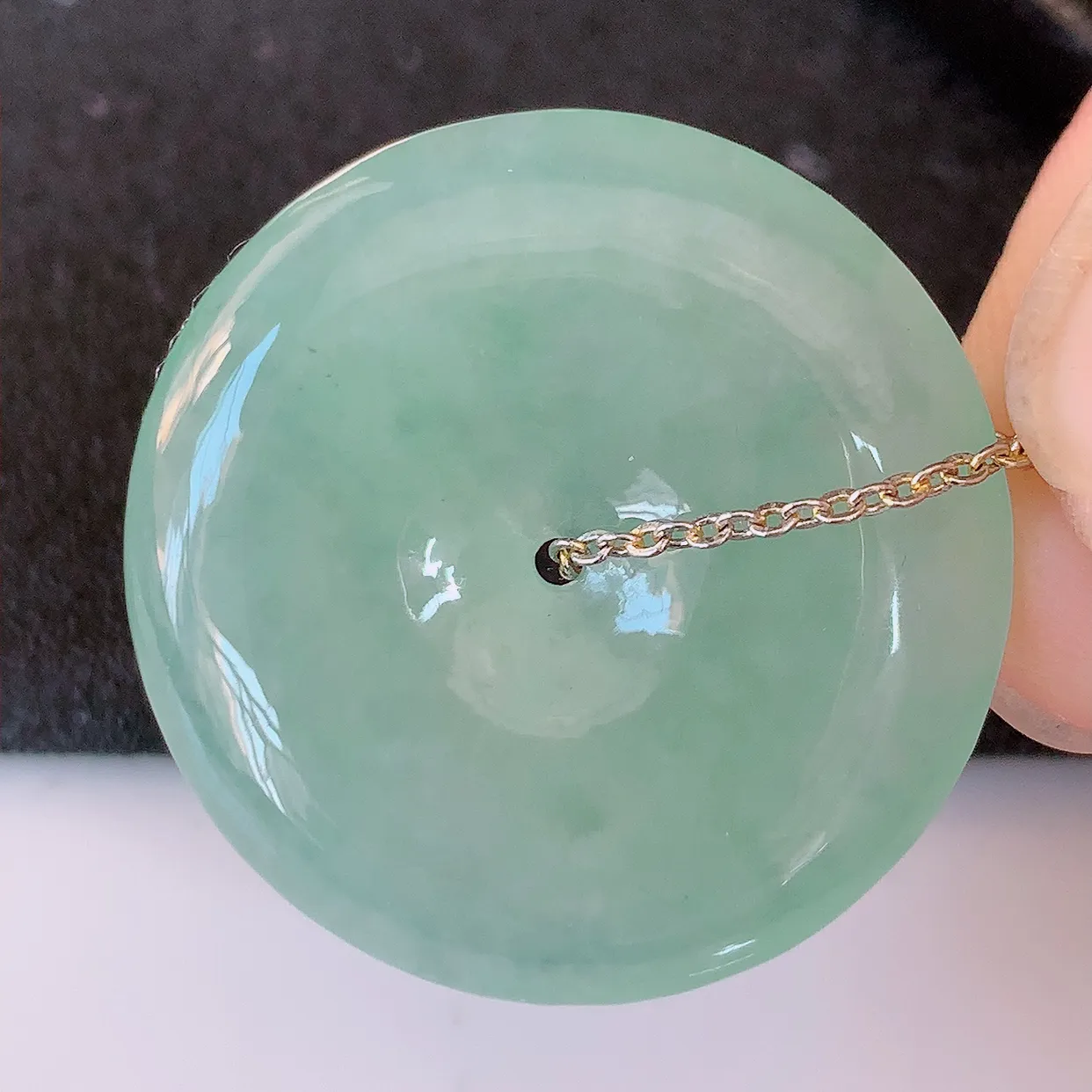 自然光实拍，冰种淡绿翡翠平安扣吊坠，玉扣，平安是福；很美的料子，平安扣佩戴优雅迷人！#57.28